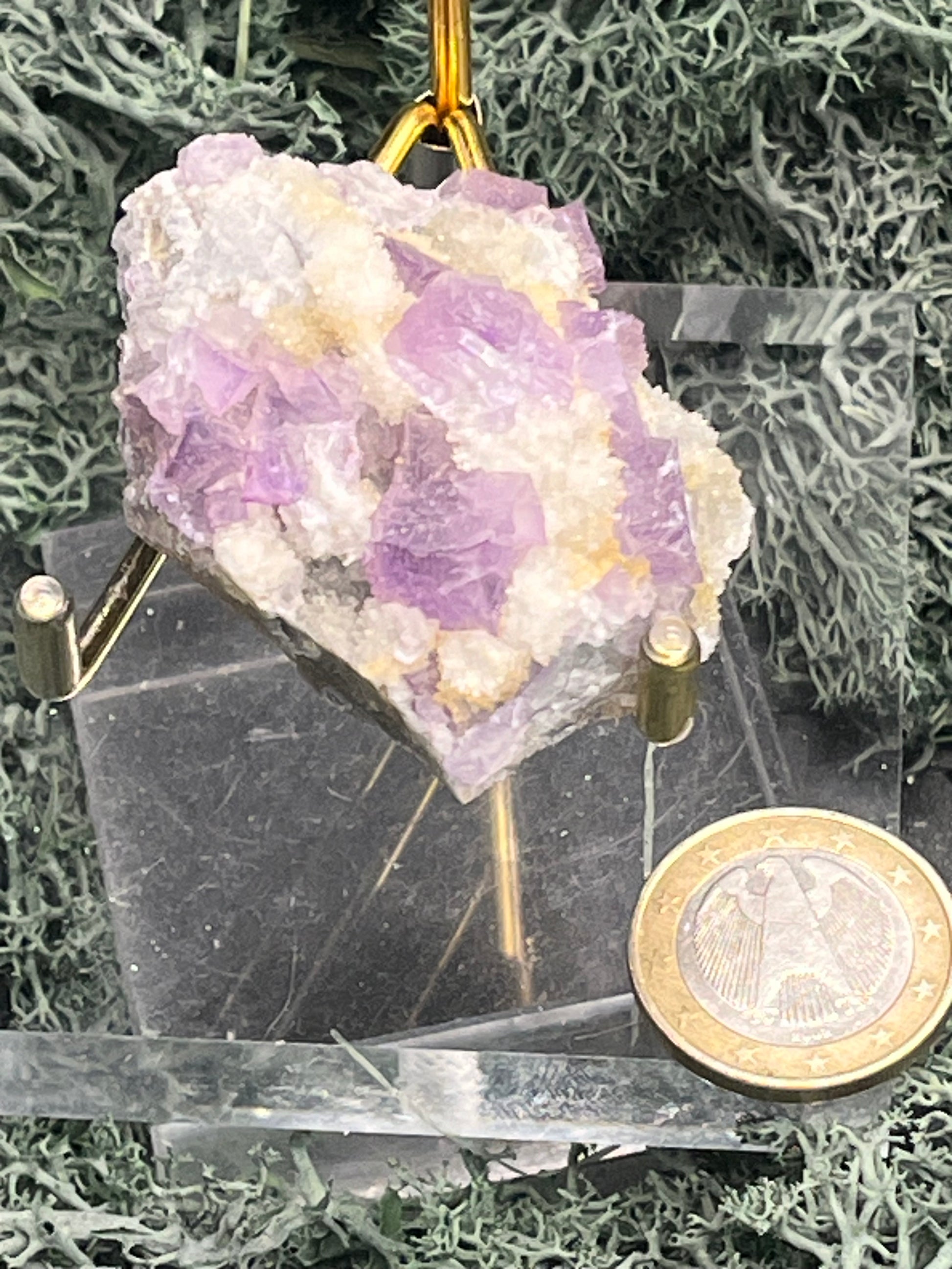 Violetter Fluorit aus Mexiko mit weissen und gelben Quarz Anlagerungen (52g) - Stufe mit schönen Fluoritwürfeln - crystal paradise