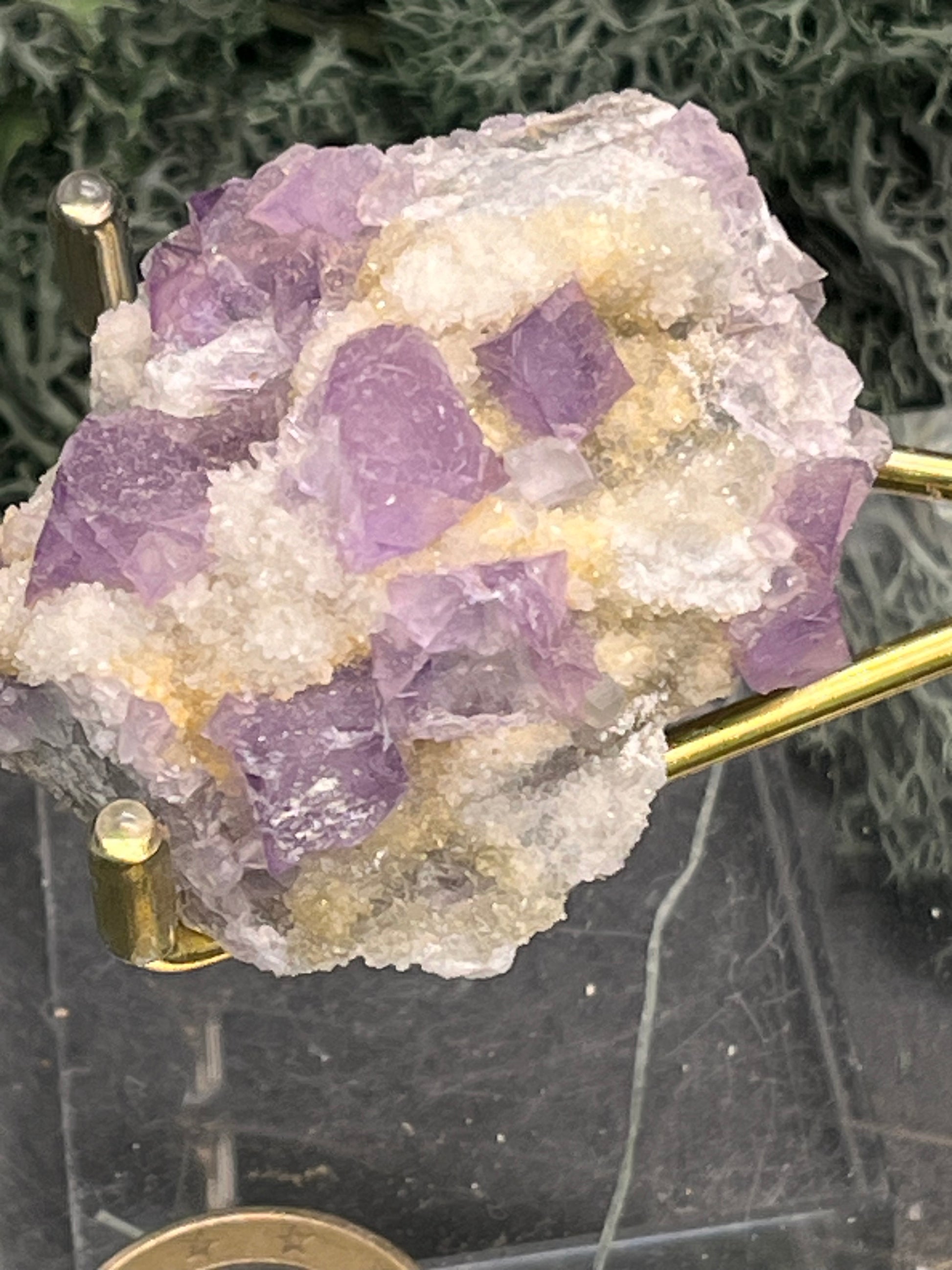 Violetter Fluorit aus Mexiko mit weissen und gelben Quarz Anlagerungen (52g) - Stufe mit schönen Fluoritwürfeln - crystal paradise