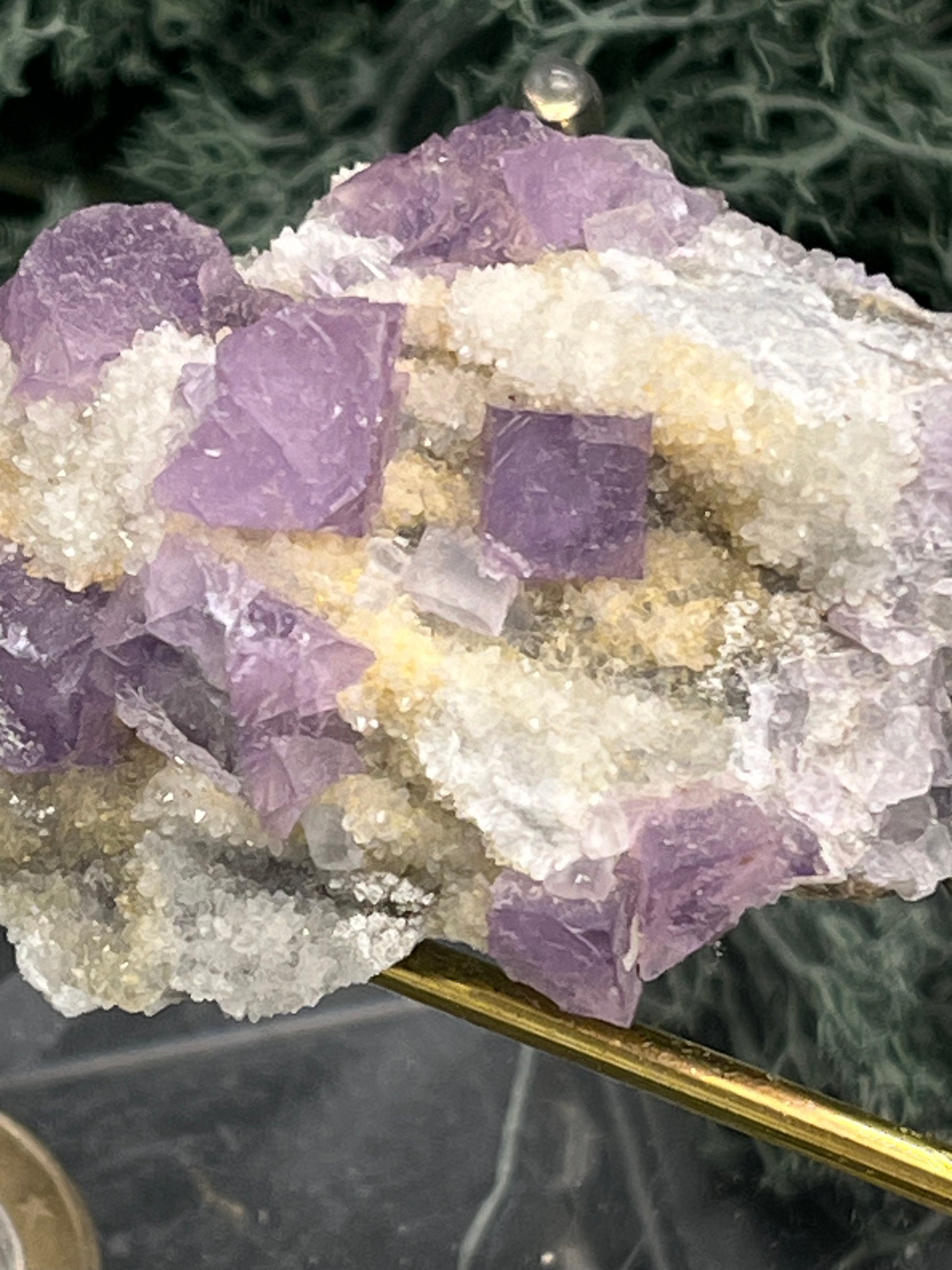 Violetter Fluorit aus Mexiko mit weissen und gelben Quarz Anlagerungen (52g) - Stufe mit schönen Fluoritwürfeln - crystal paradise