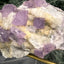 Violetter Fluorit aus Mexiko mit weissen und gelben Quarz Anlagerungen (52g) - Stufe mit schönen Fluoritwürfeln - crystal paradise