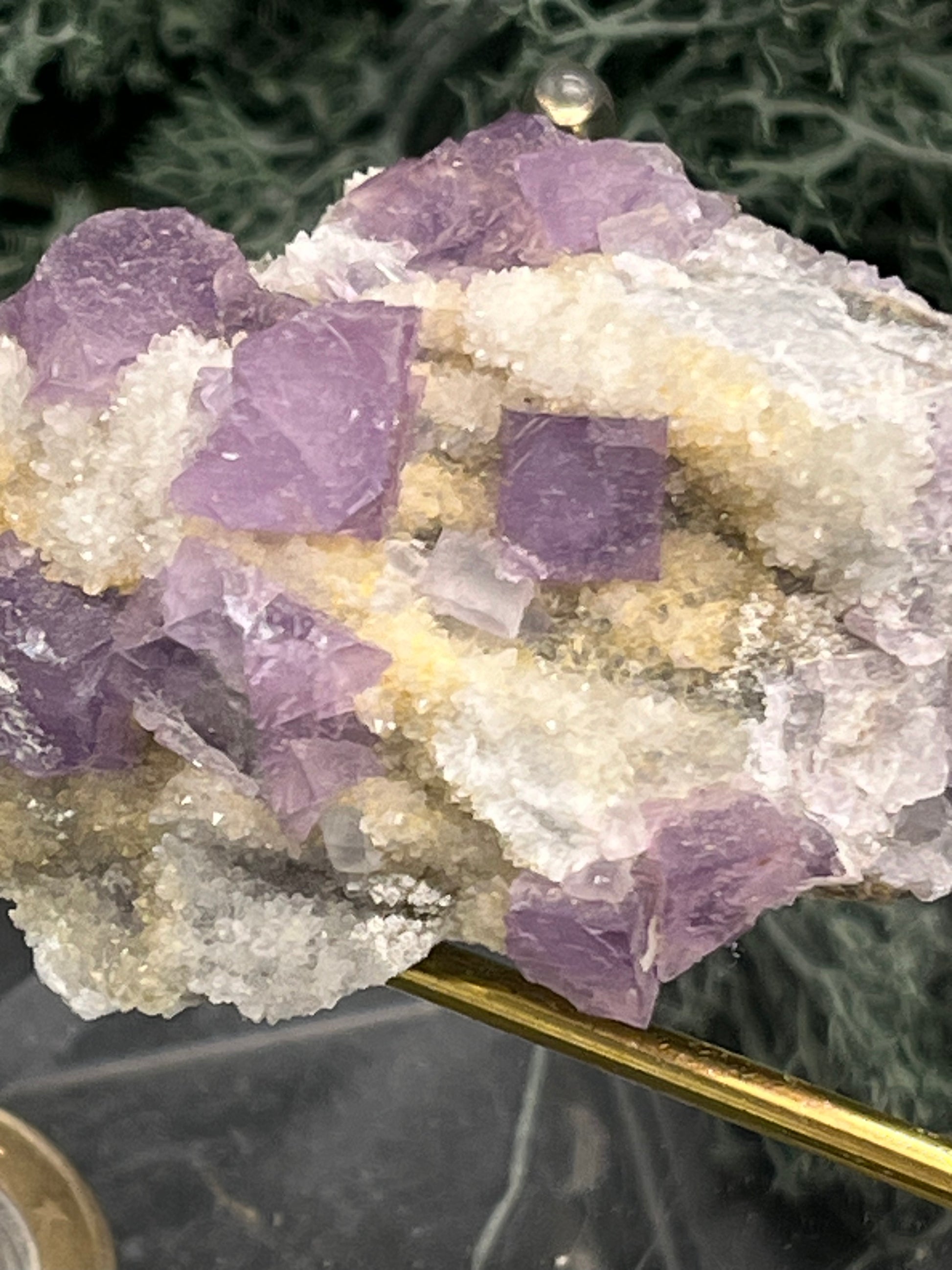 Violetter Fluorit aus Mexiko mit weissen und gelben Quarz Anlagerungen (52g) - Stufe mit schönen Fluoritwürfeln - crystal paradise