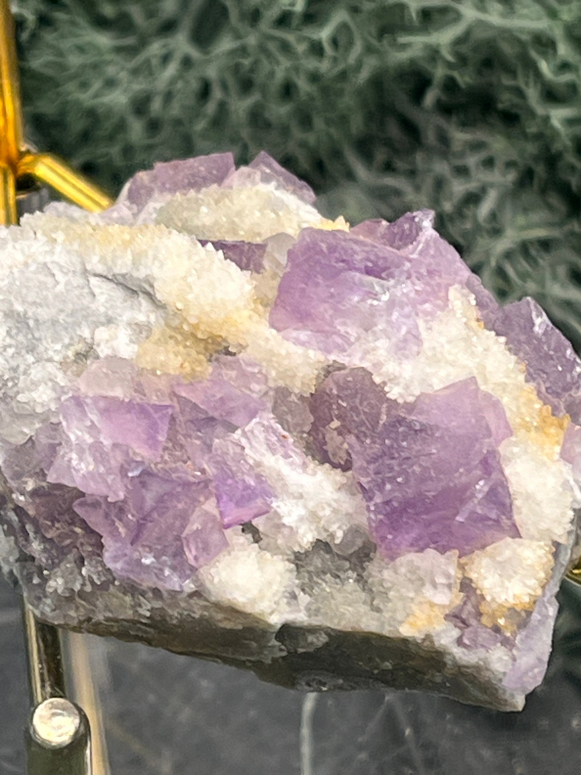 Violetter Fluorit aus Mexiko mit weissen und gelben Quarz Anlagerungen (52g) - Stufe mit schönen Fluoritwürfeln - crystal paradise