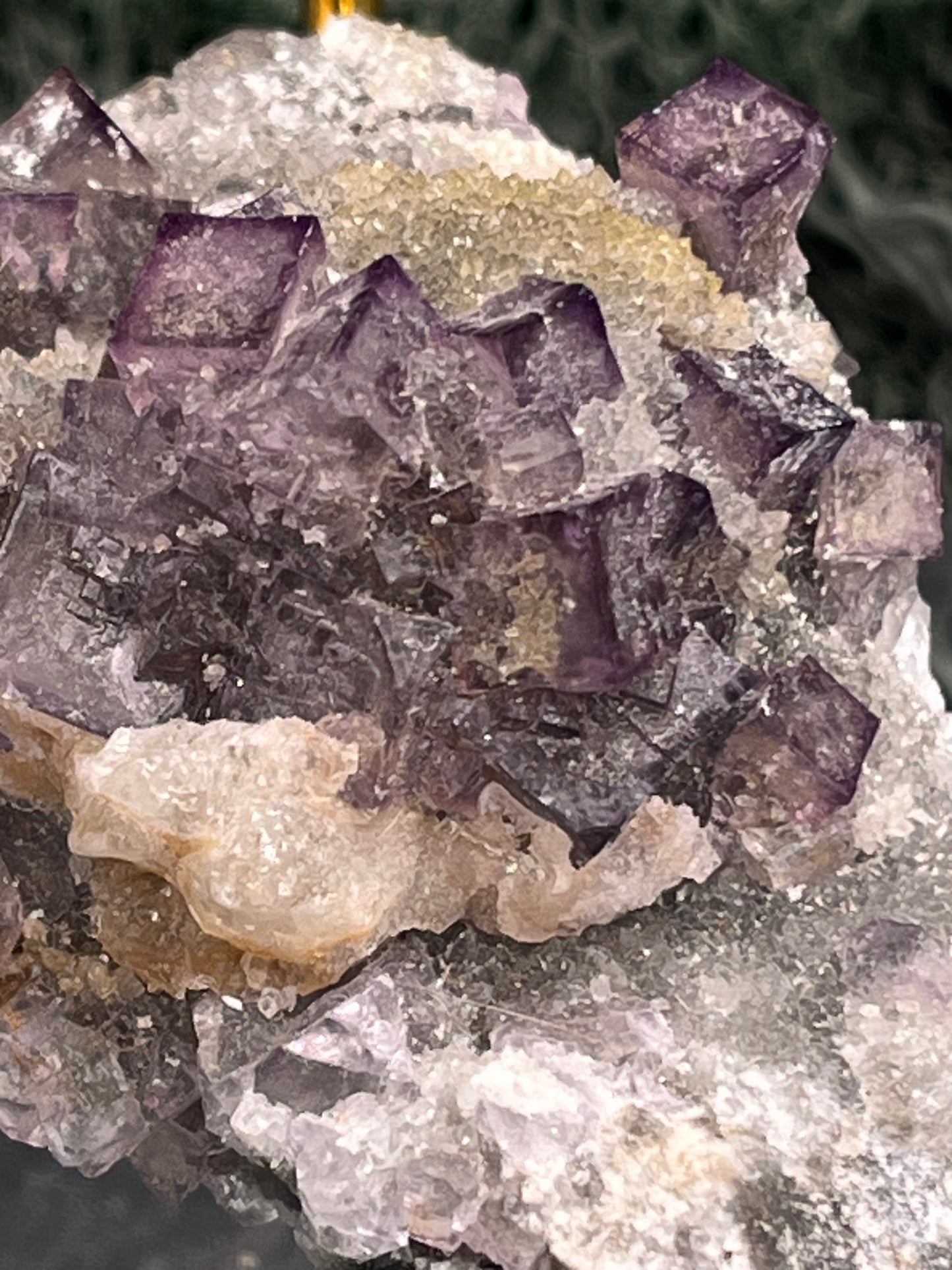 Violetter Fluorit aus Mexiko mit weissen und gelben Quarz Anlagerungen (58g) - Stufe mit schönen Fluoritwürfeln - crystal paradise