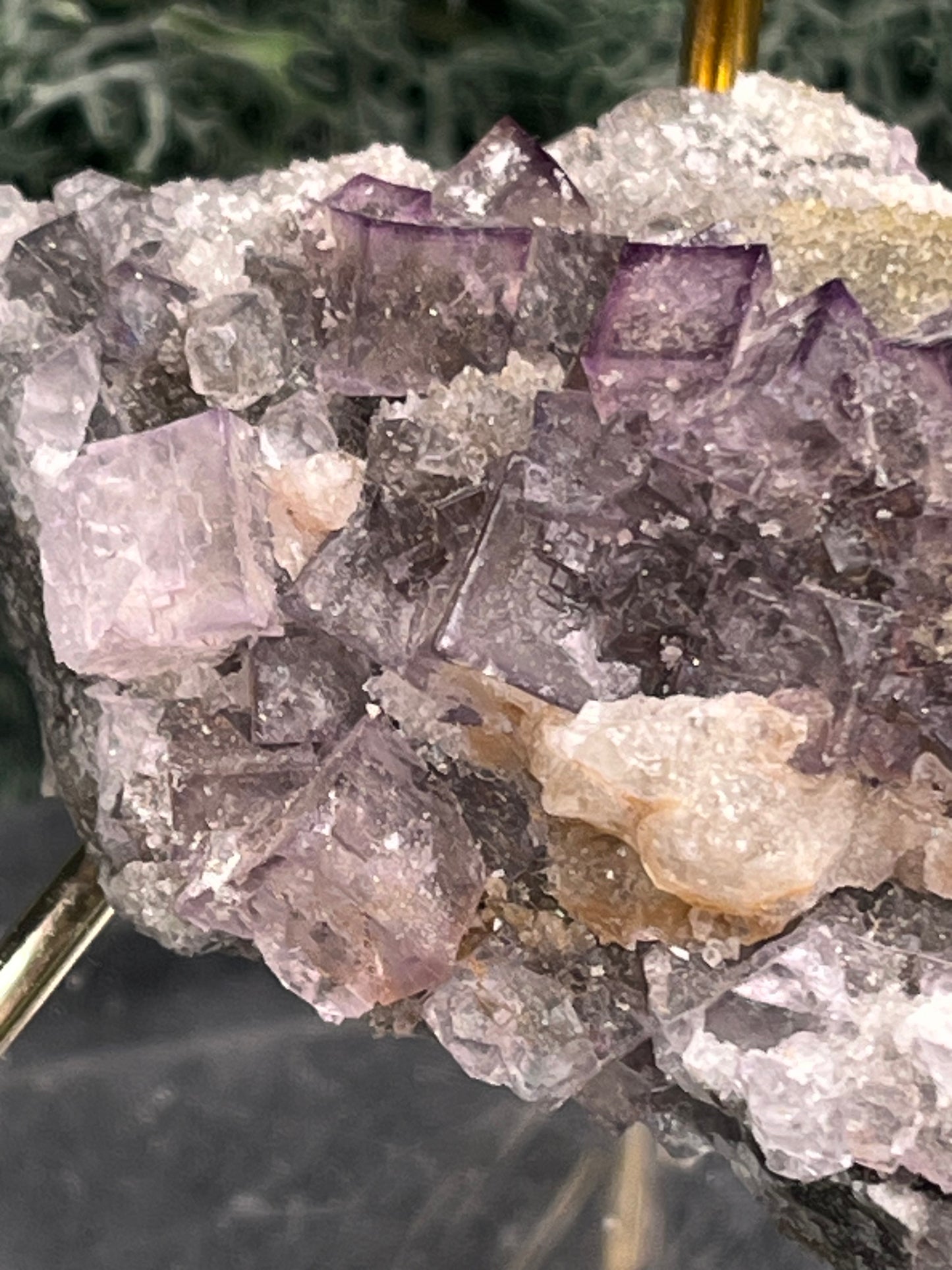 Violetter Fluorit aus Mexiko mit weissen und gelben Quarz Anlagerungen (58g) - Stufe mit schönen Fluoritwürfeln - crystal paradise