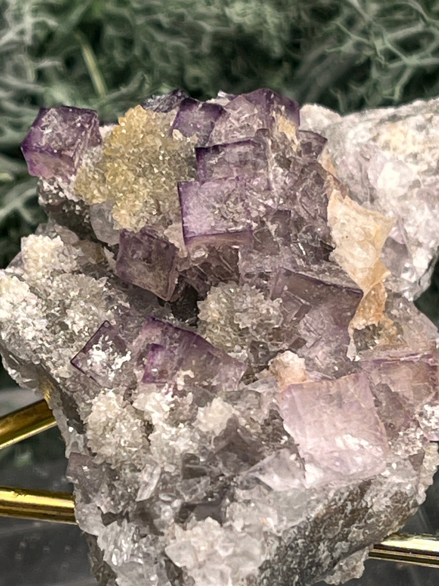 Violetter Fluorit aus Mexiko mit weissen und gelben Quarz Anlagerungen (58g) - Stufe mit schönen Fluoritwürfeln - crystal paradise