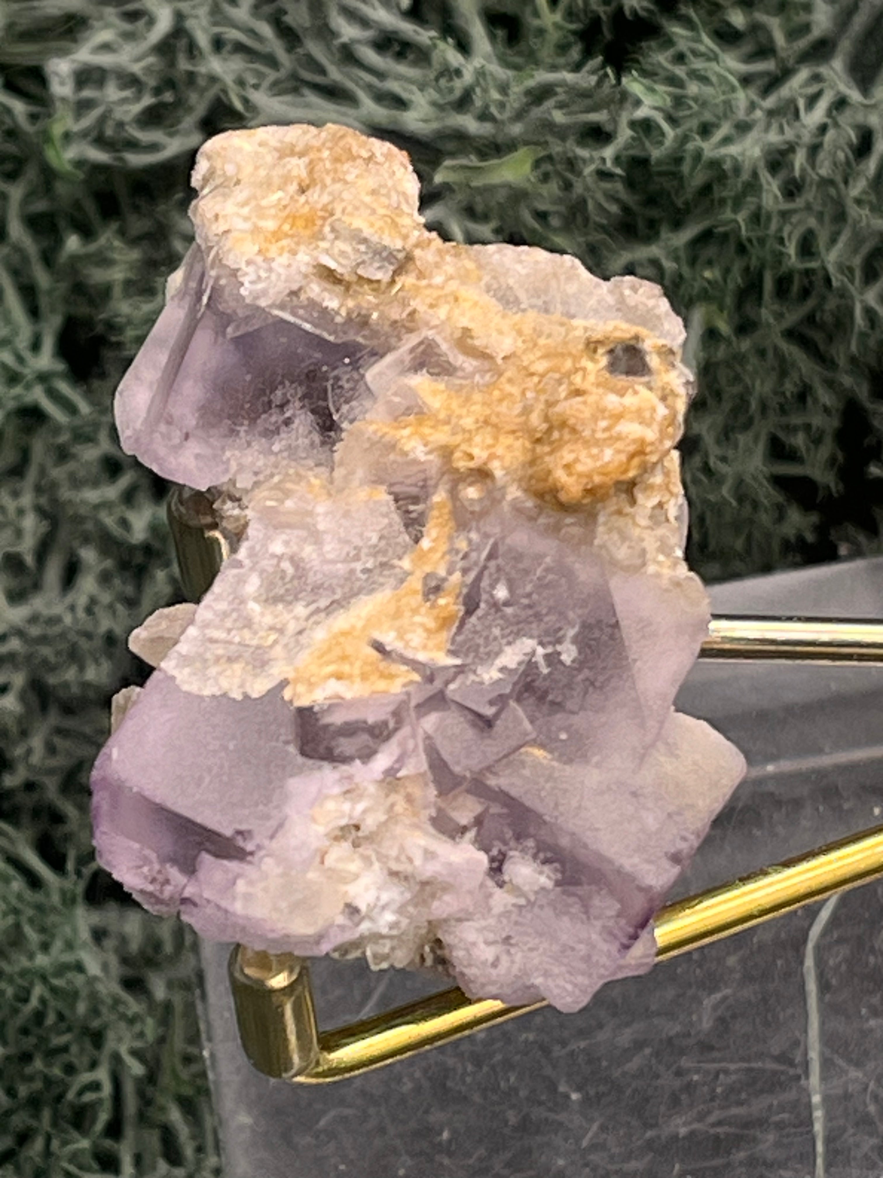 Violetter Fluorit aus Mexiko mit weissen und gelben Quarz Anlagerungen (35g) - Stufe mit schönen Fluoritwürfeln - crystal paradise