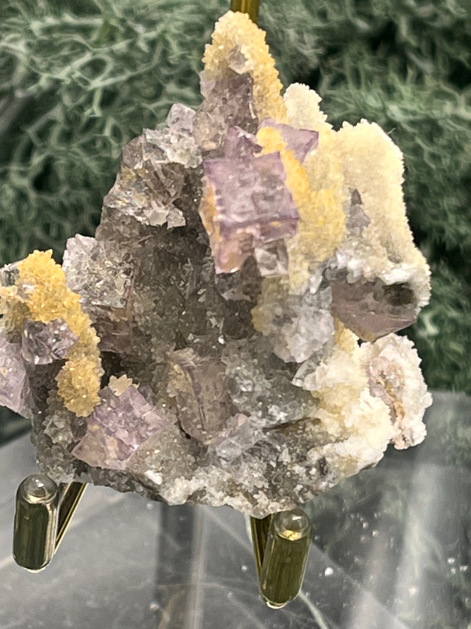 Violetter Fluorit aus Mexiko mit weissen und gelben Quarz Anlagerungen (47g) - Stufe mit schönen Fluoritwürfeln - crystal paradise