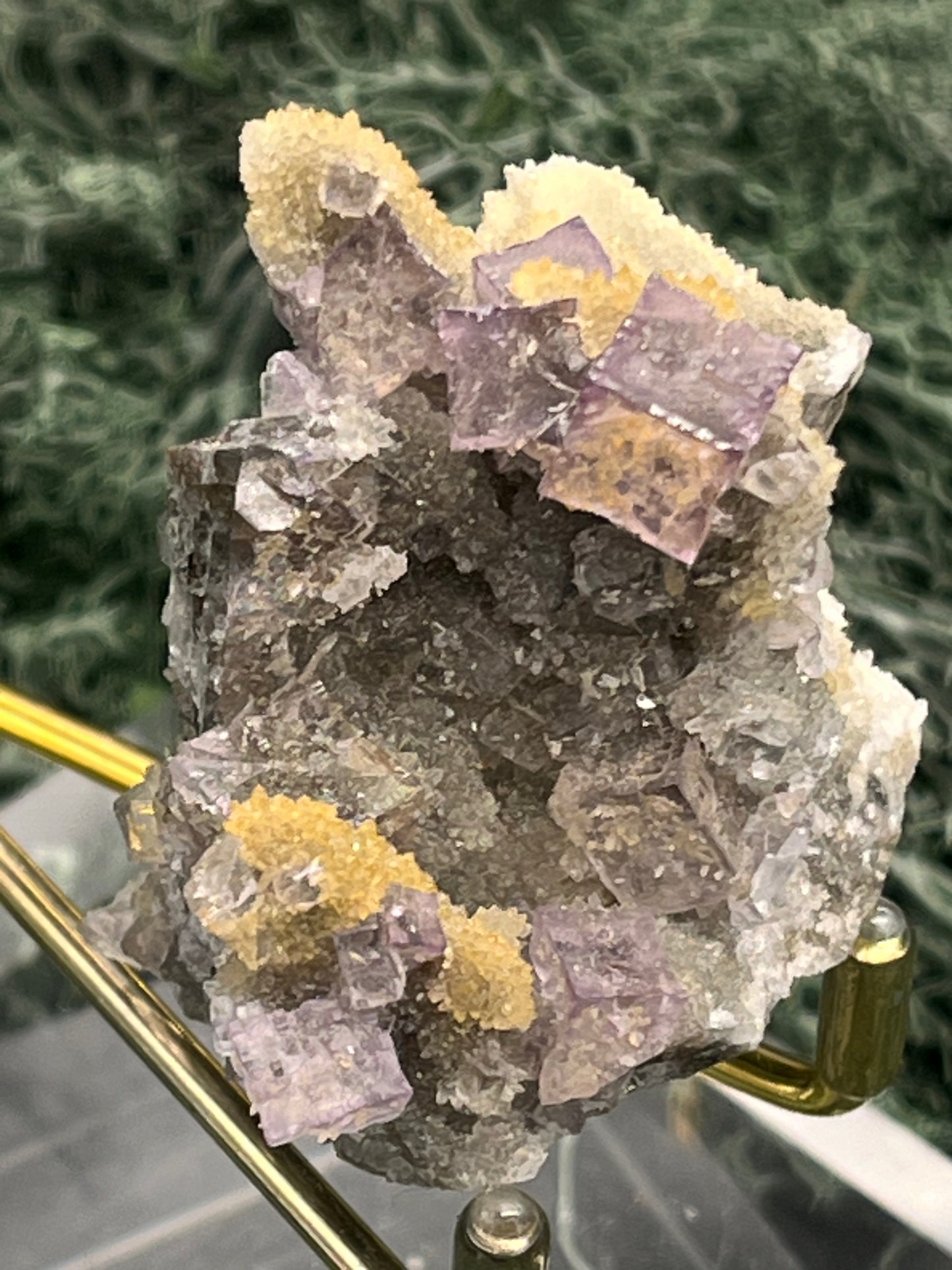 Violetter Fluorit aus Mexiko mit weissen und gelben Quarz Anlagerungen (47g) - Stufe mit schönen Fluoritwürfeln - crystal paradise