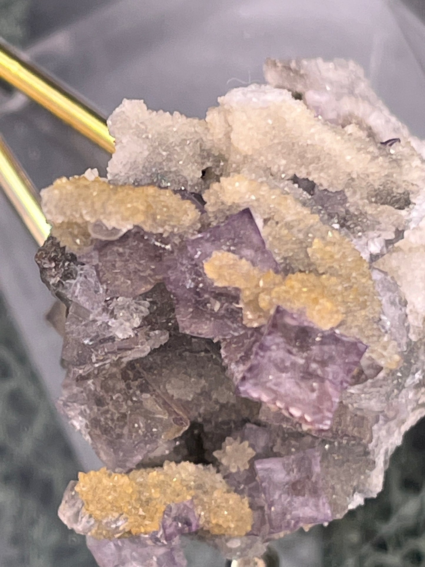 Violetter Fluorit aus Mexiko mit weissen und gelben Quarz Anlagerungen (47g) - Stufe mit schönen Fluoritwürfeln - crystal paradise