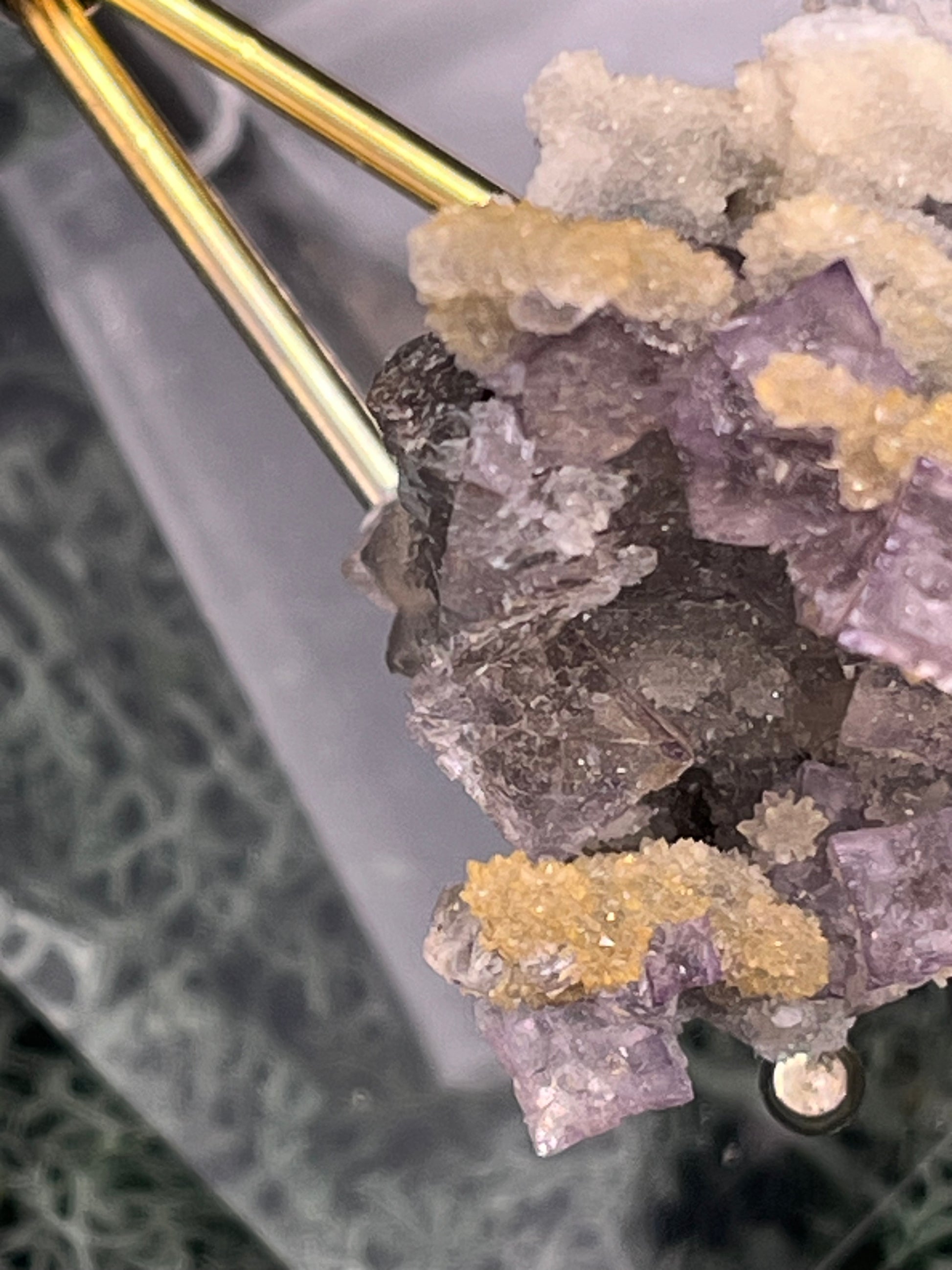 Violetter Fluorit aus Mexiko mit weissen und gelben Quarz Anlagerungen (47g) - Stufe mit schönen Fluoritwürfeln - crystal paradise