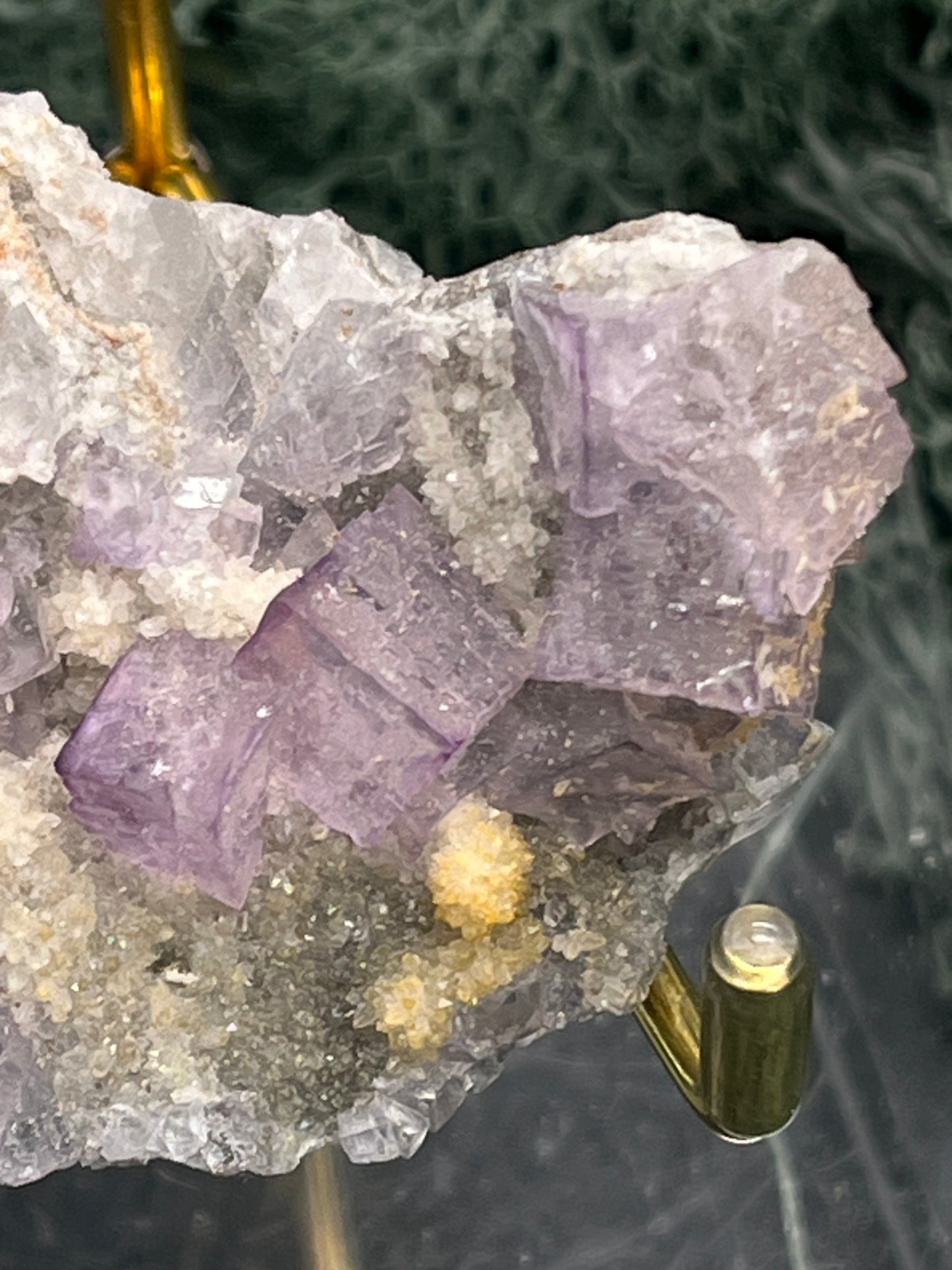 Violetter Fluorit aus Mexiko mit weissen und gelben Quarz Anlagerungen (80g) - Stufe mit schönen Fluoritwürfeln - crystal paradise