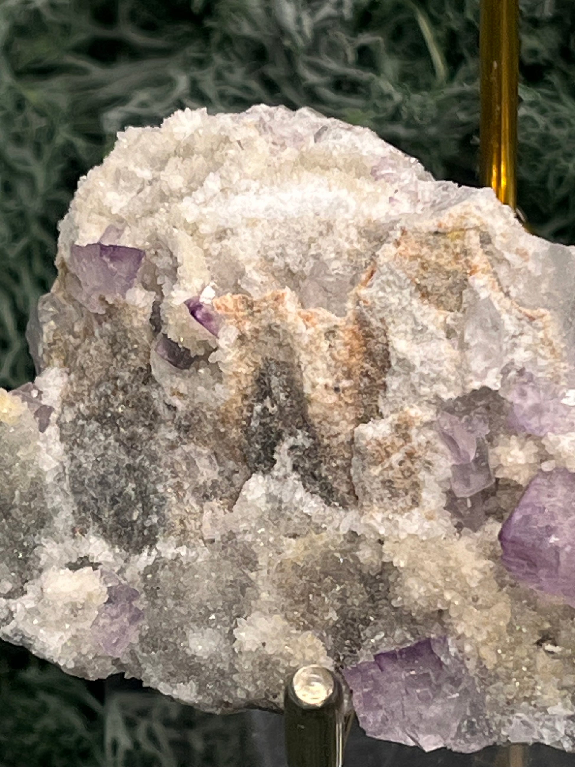 Violetter Fluorit aus Mexiko mit weissen und gelben Quarz Anlagerungen (80g) - Stufe mit schönen Fluoritwürfeln - crystal paradise