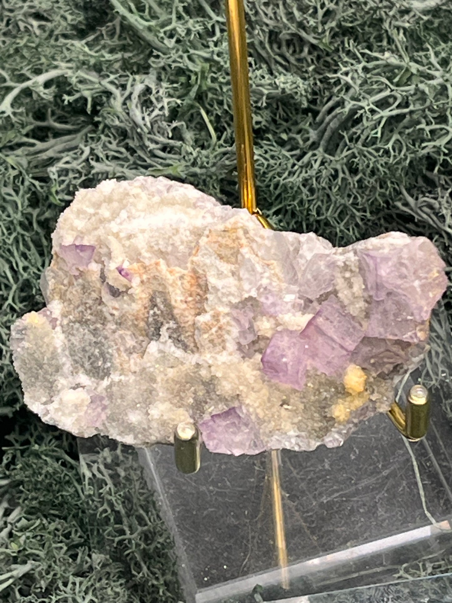 Violetter Fluorit aus Mexiko mit weissen und gelben Quarz Anlagerungen (80g) - Stufe mit schönen Fluoritwürfeln - crystal paradise