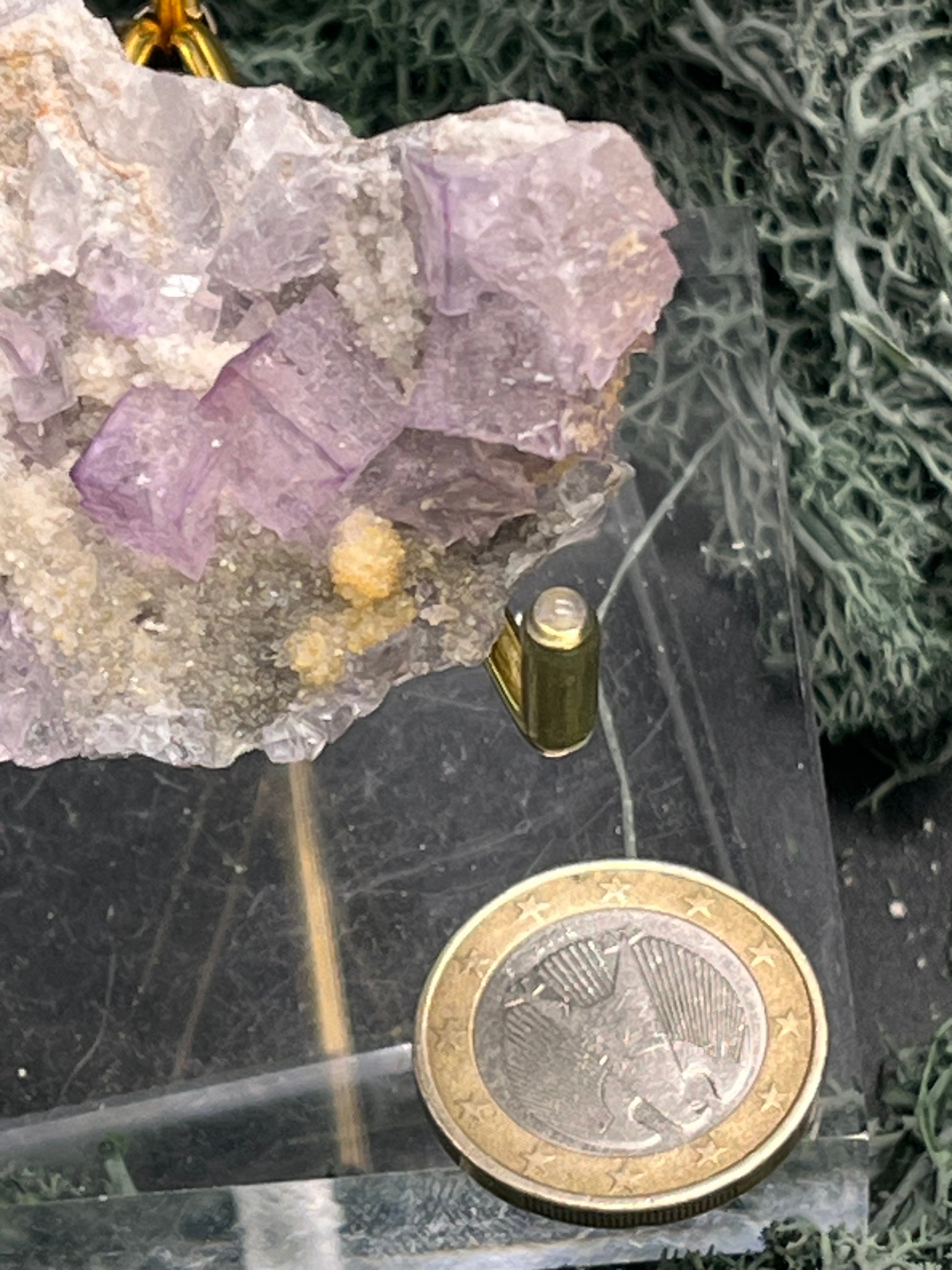 Violetter Fluorit aus Mexiko mit weissen und gelben Quarz Anlagerungen (80g) - Stufe mit schönen Fluoritwürfeln - crystal paradise