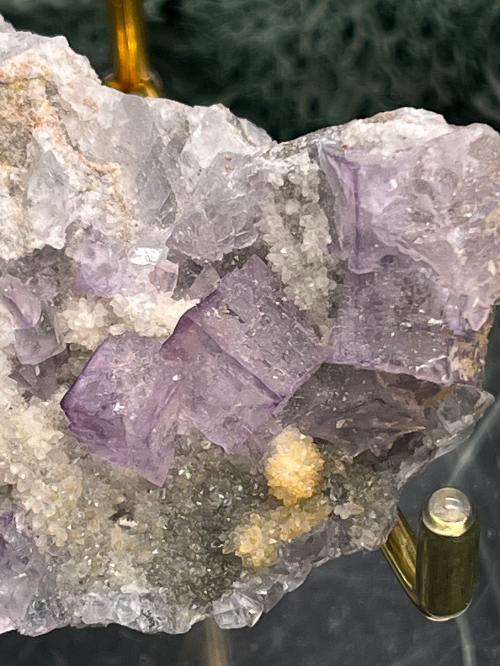 Violetter Fluorit aus Mexiko mit weissen und gelben Quarz Anlagerungen (80g) - Stufe mit schönen Fluoritwürfeln - crystal paradise