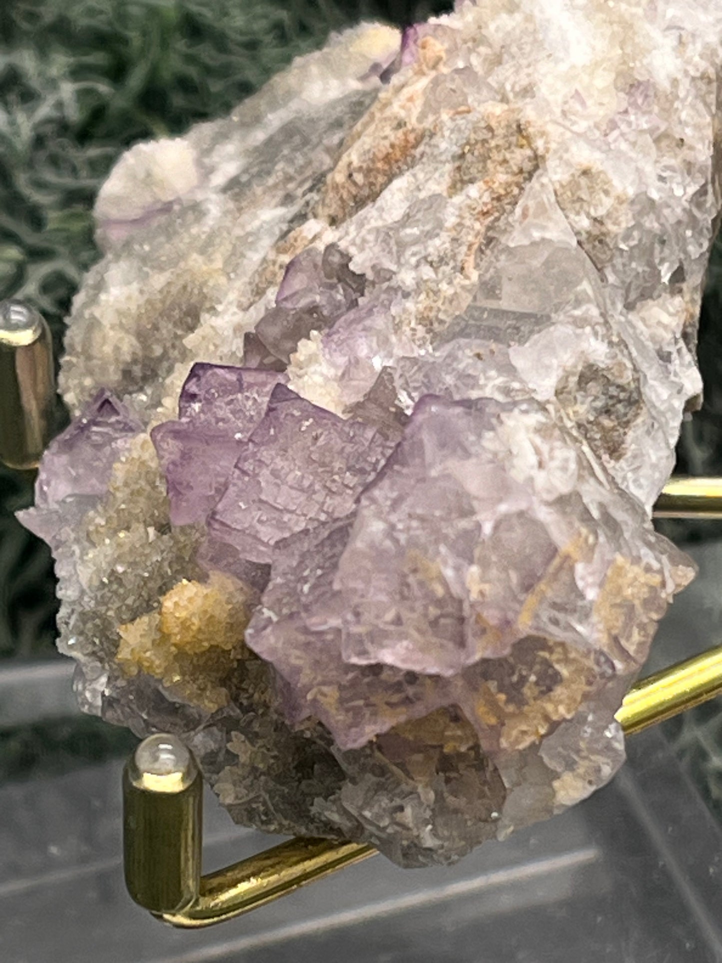 Violetter Fluorit aus Mexiko mit weissen und gelben Quarz Anlagerungen (80g) - Stufe mit schönen Fluoritwürfeln - crystal paradise