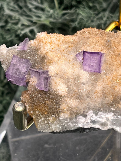 Violetter Fluorit aus Mexiko mit weissen und gelben Quarz Anlagerungen (37g) - Handstufe mit stark violetten Fluoritwürfeln - crystal paradise