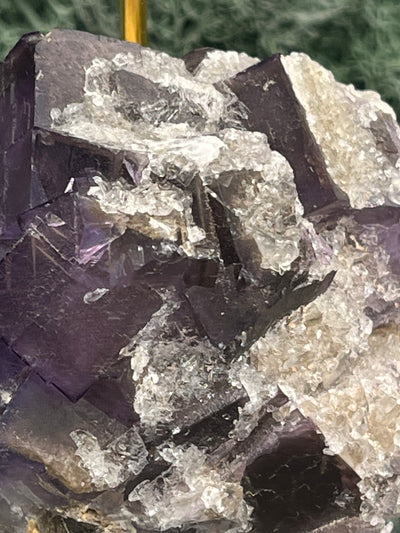 Violetter Fluorit aus Mexiko mit weissen Quarz Anlagerungen (252g) - Handstufe mit sehr grossen und dunklen Fluoritwürfeln - crystal paradise