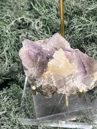 Violetter Fluorit aus Mexiko mit weissen Quarz Anlagerungen (114g) - Handstufe mit grossen Fluoritwürfeln und großer Quarzanlagerung - crystal paradise