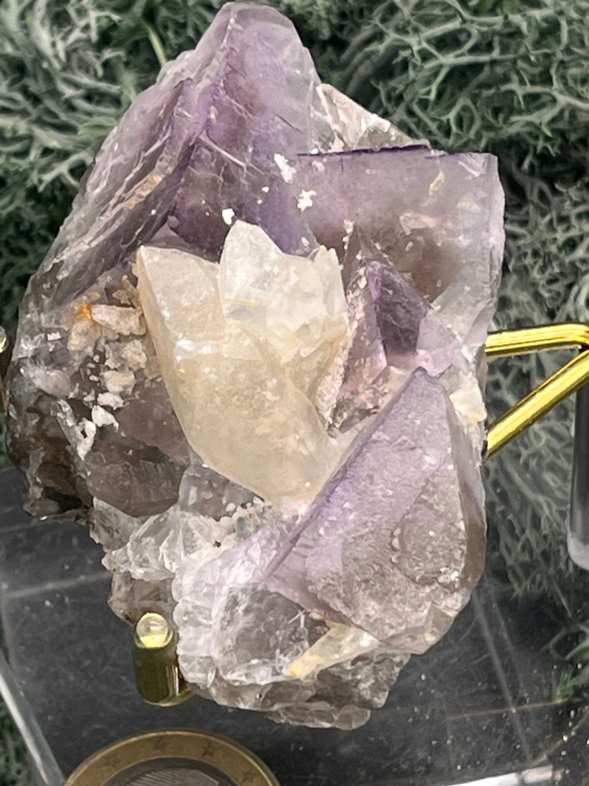 Violetter Fluorit aus Mexiko mit weissen Quarz Anlagerungen (114g) - Handstufe mit grossen Fluoritwürfeln und großer Quarzanlagerung - crystal paradise