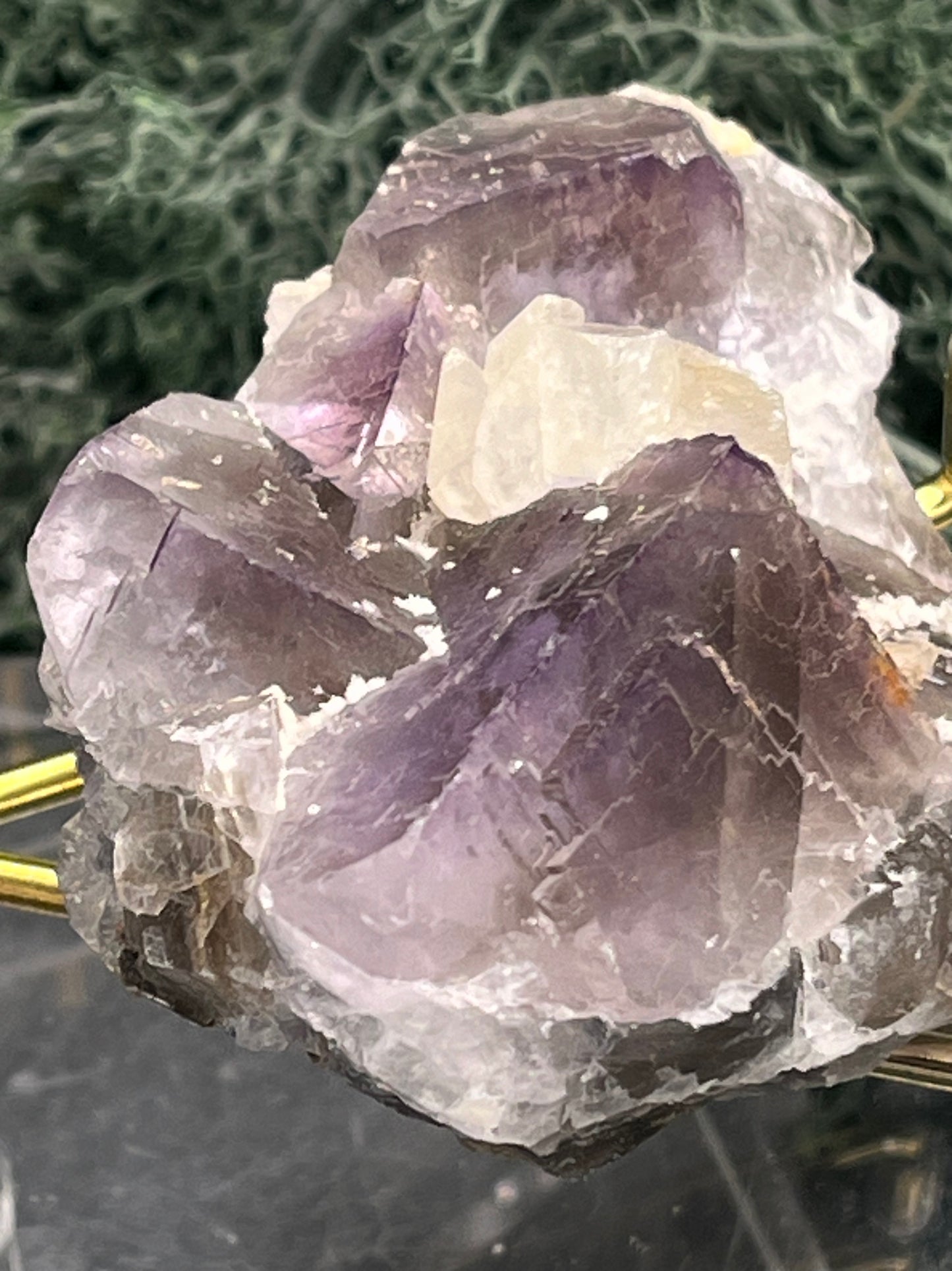 Violetter Fluorit aus Mexiko mit weissen Quarz Anlagerungen (114g) - Handstufe mit grossen Fluoritwürfeln und großer Quarzanlagerung - crystal paradise