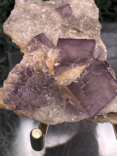 Violetter Fluorit aus Mexiko mit weissen Quarzanlagerungen (24g) - Stufe mit grossen Fluoritwürfeln - crystal paradise