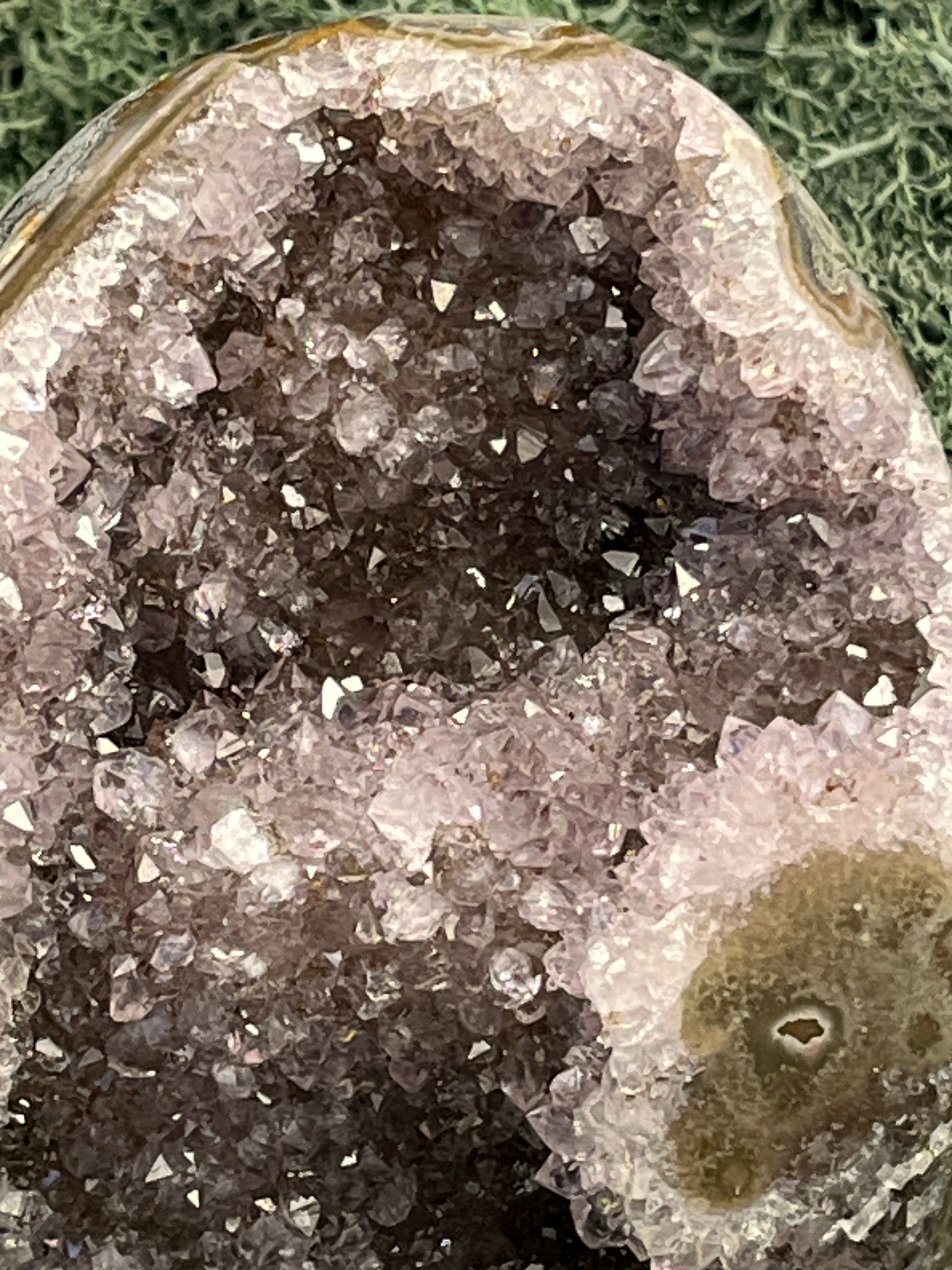 Achatisierter Amethyst Druse aus Uruguay (909g) - schöne Achatisierungen und Druzybildung - crystal paradise