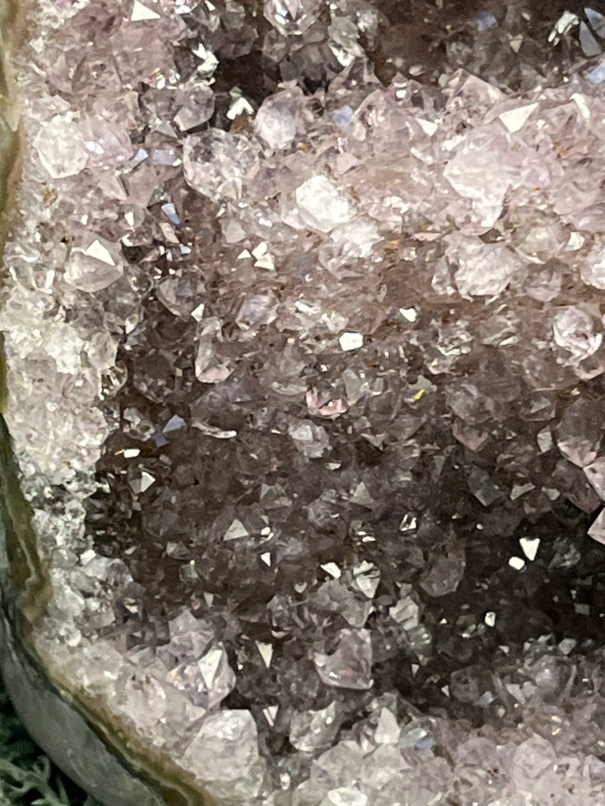 Achatisierter Amethyst Druse aus Uruguay (909g) - schöne Achatisierungen und Druzybildung - crystal paradise