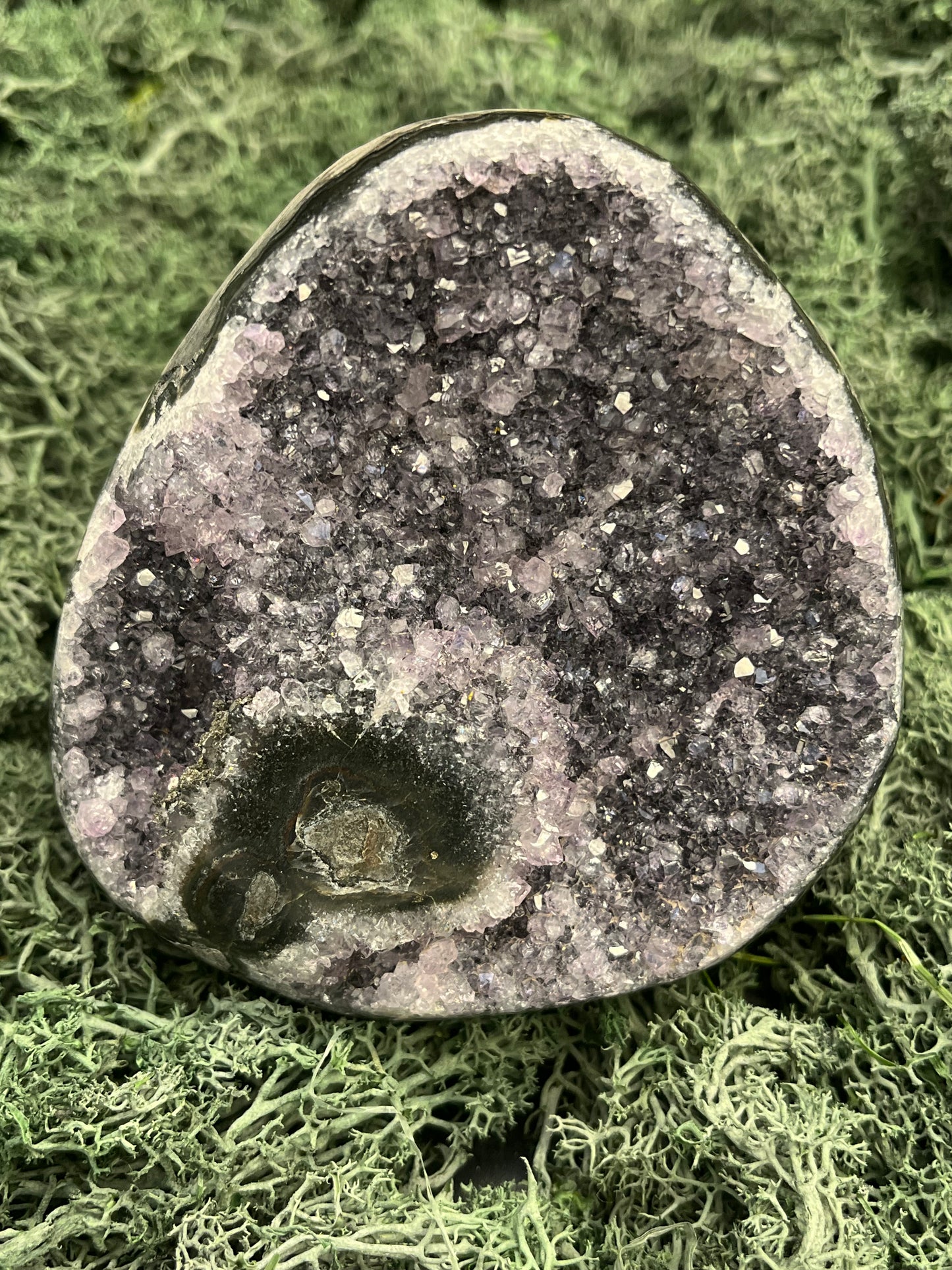 Achatisierter Amethyst Druse aus Uruguay (721g) - seitlich positionierter Achat - crystal paradise