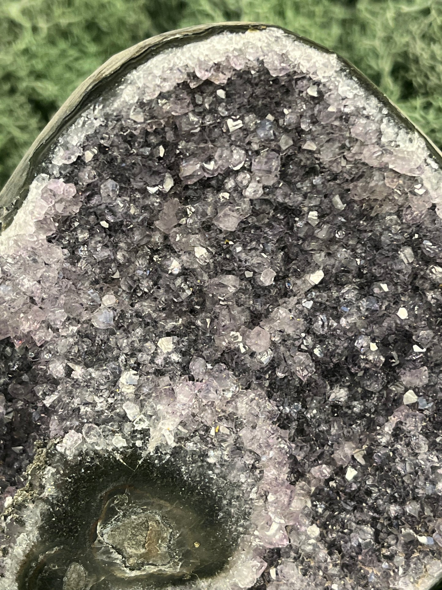 Achatisierter Amethyst Druse aus Uruguay (721g) - seitlich positionierter Achat - crystal paradise