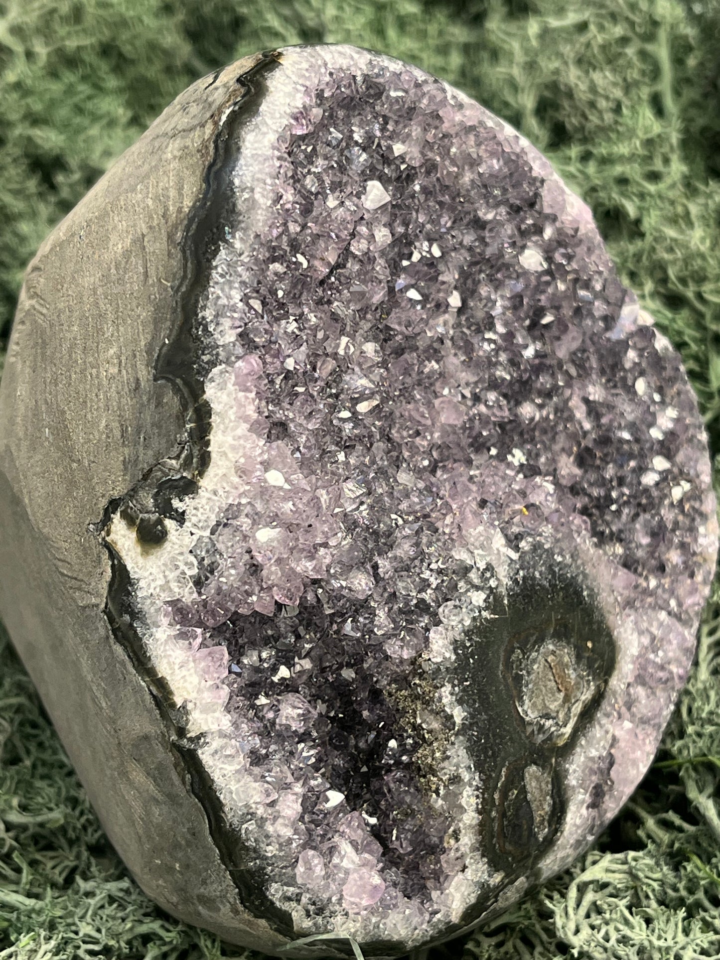 Achatisierter Amethyst Druse aus Uruguay (721g) - seitlich positionierter Achat - crystal paradise