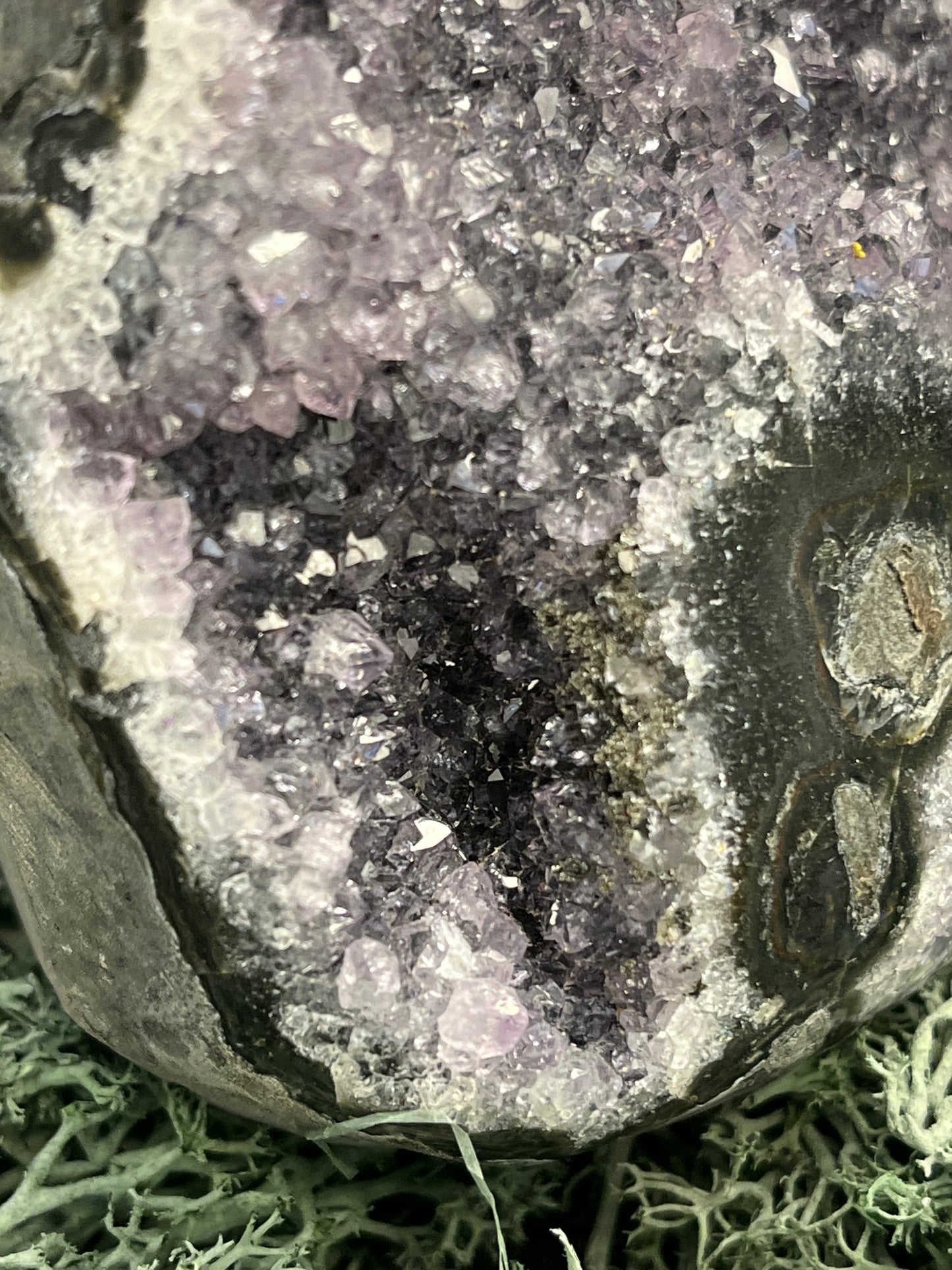 Achatisierter Amethyst Druse aus Uruguay (721g) - seitlich positionierter Achat - crystal paradise