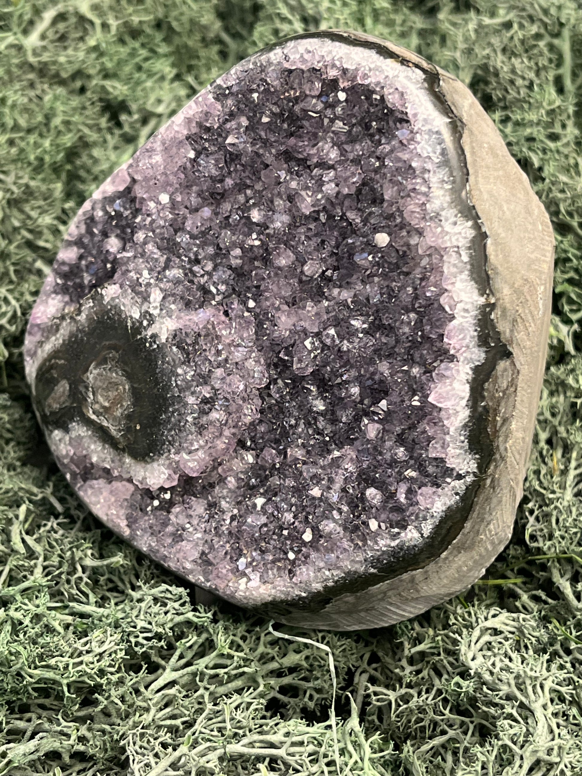 Achatisierter Amethyst Druse aus Uruguay (721g) - seitlich positionierter Achat - crystal paradise