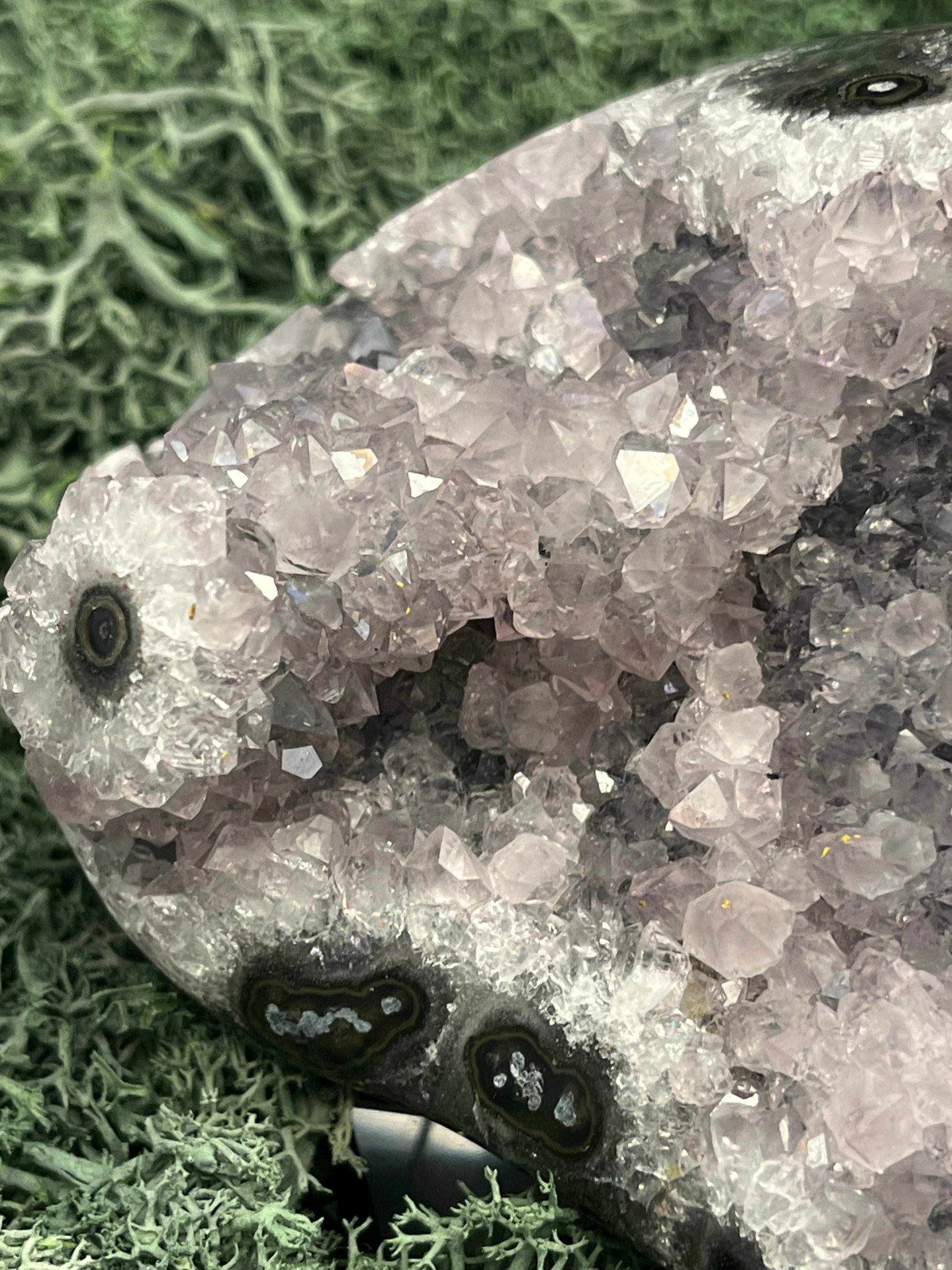 Achatisierter Amethyst Druse aus Uruguay (623g) - viele Achatisierungen mit hervorstehender Blume - crystal paradise