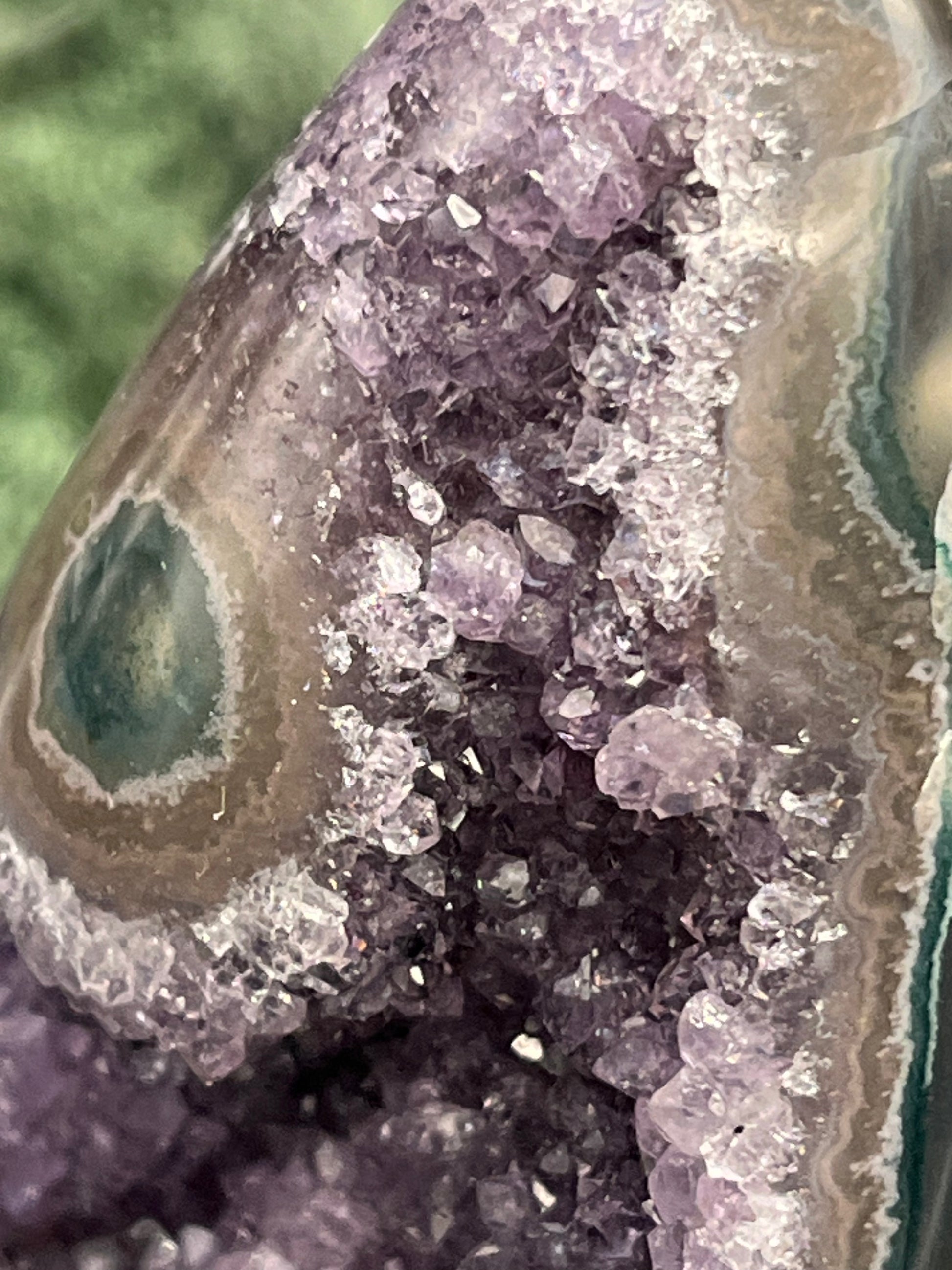 Achatisierter Amethyst Druse aus Uruguay (423g) - schönes lila mit mittiger Achatisisierung - crystal paradise