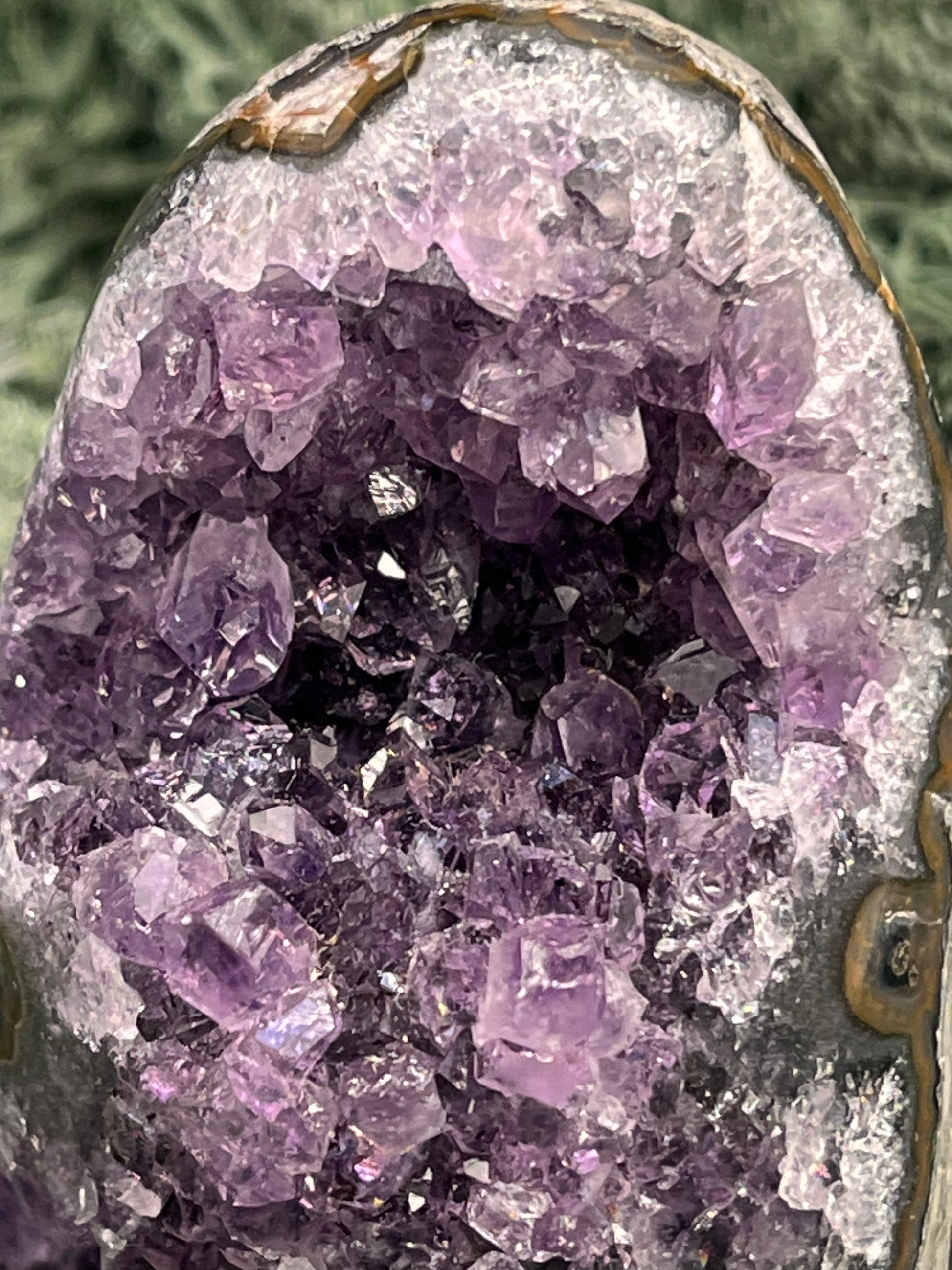 Achatisierte Amethyst Druse aus Uruguay (247g) - schöne dunkle Kristalle und Druzys - crystal paradise