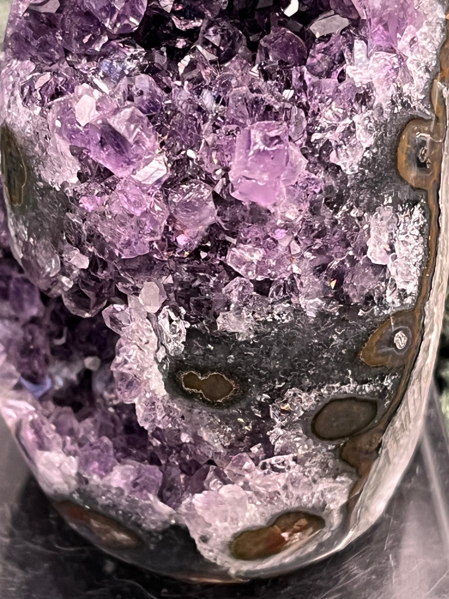 Achatisierte Amethyst Druse aus Uruguay (247g) - schöne dunkle Kristalle und Druzys - crystal paradise