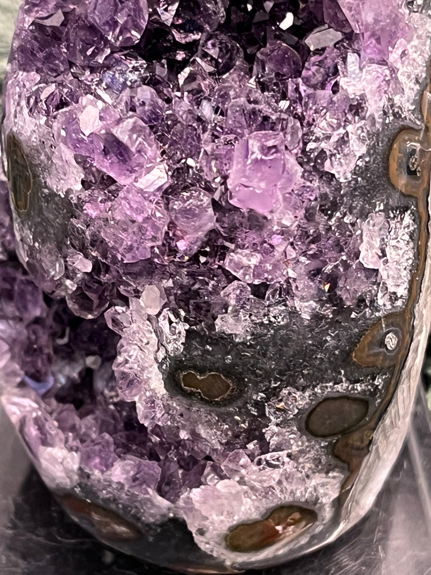 Achatisierte Amethyst Druse aus Uruguay (247g) - schöne dunkle Kristalle und Druzys - crystal paradise