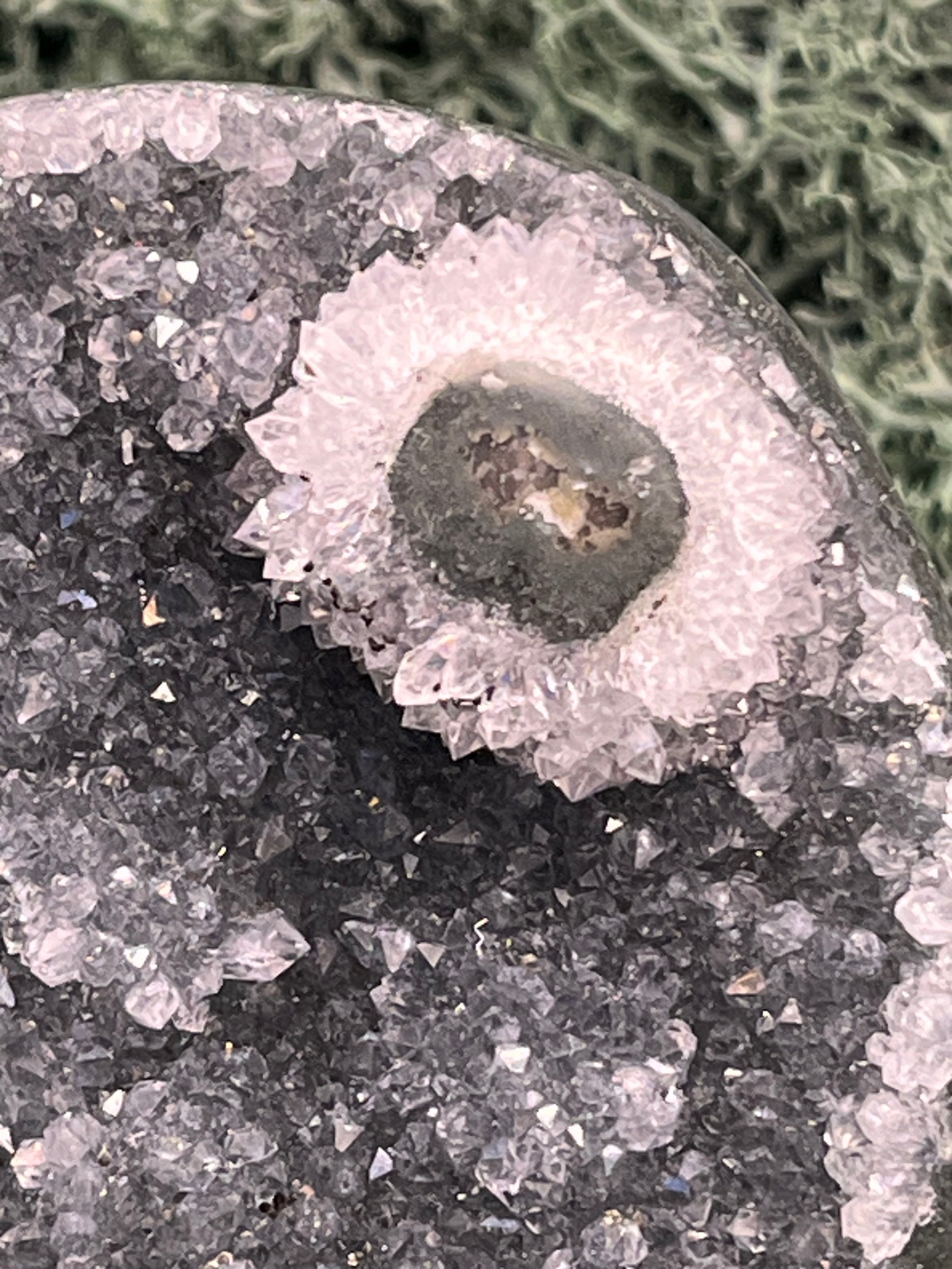 Achatisierte Amethyst Druse aus Uruguay (310g) - schöne helle Kristalle und tolle Achatisierung - crystal paradise