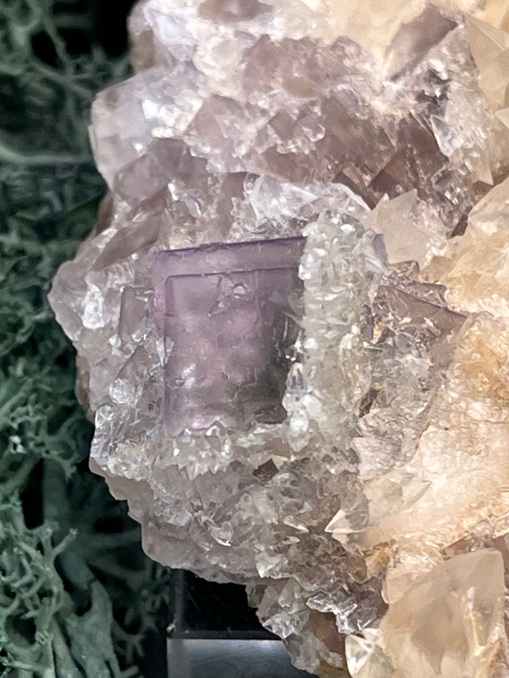 Fluorit Stufe aus Baluchistan/Pakistan (114g) - Platte mit Kristallenund Quarzblume auf Muttergestein - crystal paradise