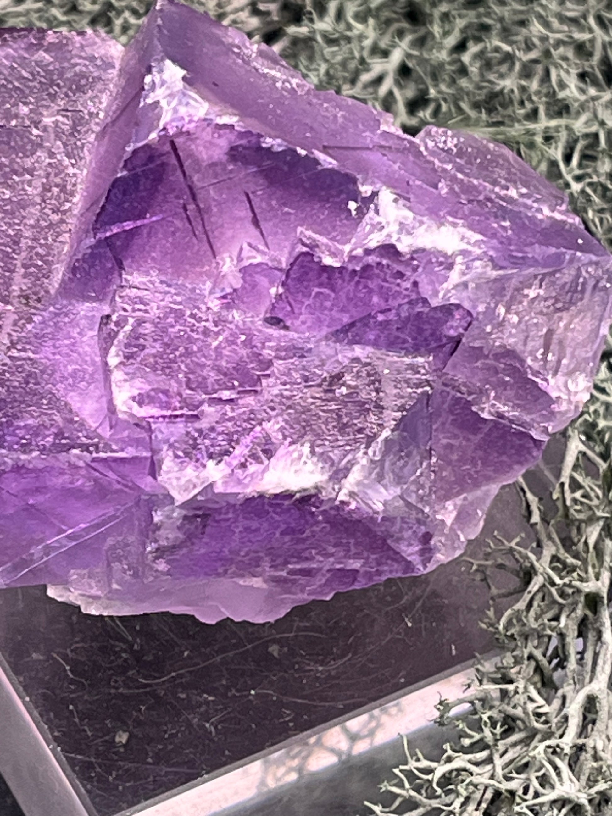 Fluorit Stufe aus Baluchistan/Pakistan (139g) - Stufe mit schöner violetter Kristallstruktur - crystal paradise