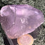 Fluorit Stufe aus Baluchistan/Pakistan (179g) - Stufe mit schönem großen hellviolettem Kristall - crystal paradise