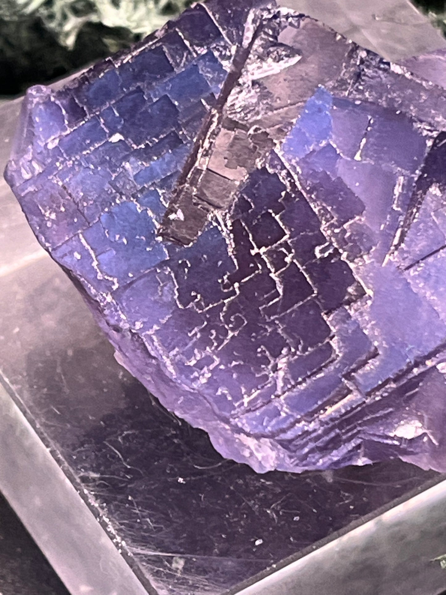 Fluorit Stufe aus Baluchistan/Pakistan (50g) - Stufe mit schöner dunkelvioletter Barcode Kristallstruktur - crystal paradise