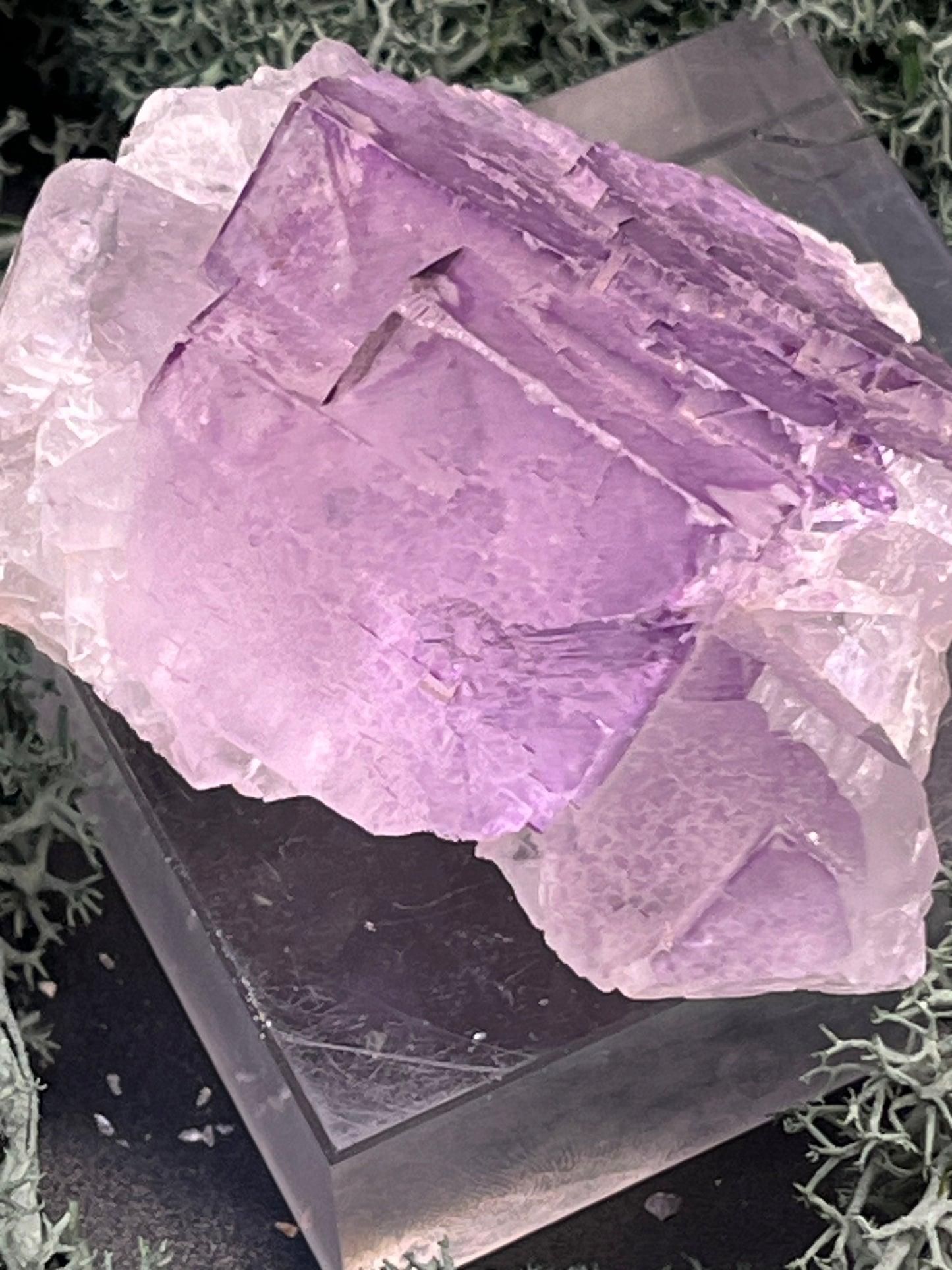 Fluorit Stufe aus Baluchistan/Pakistan (78g) - Stufe mit schöner hellvioletter Barcode Kristallstruktur - crystal paradise