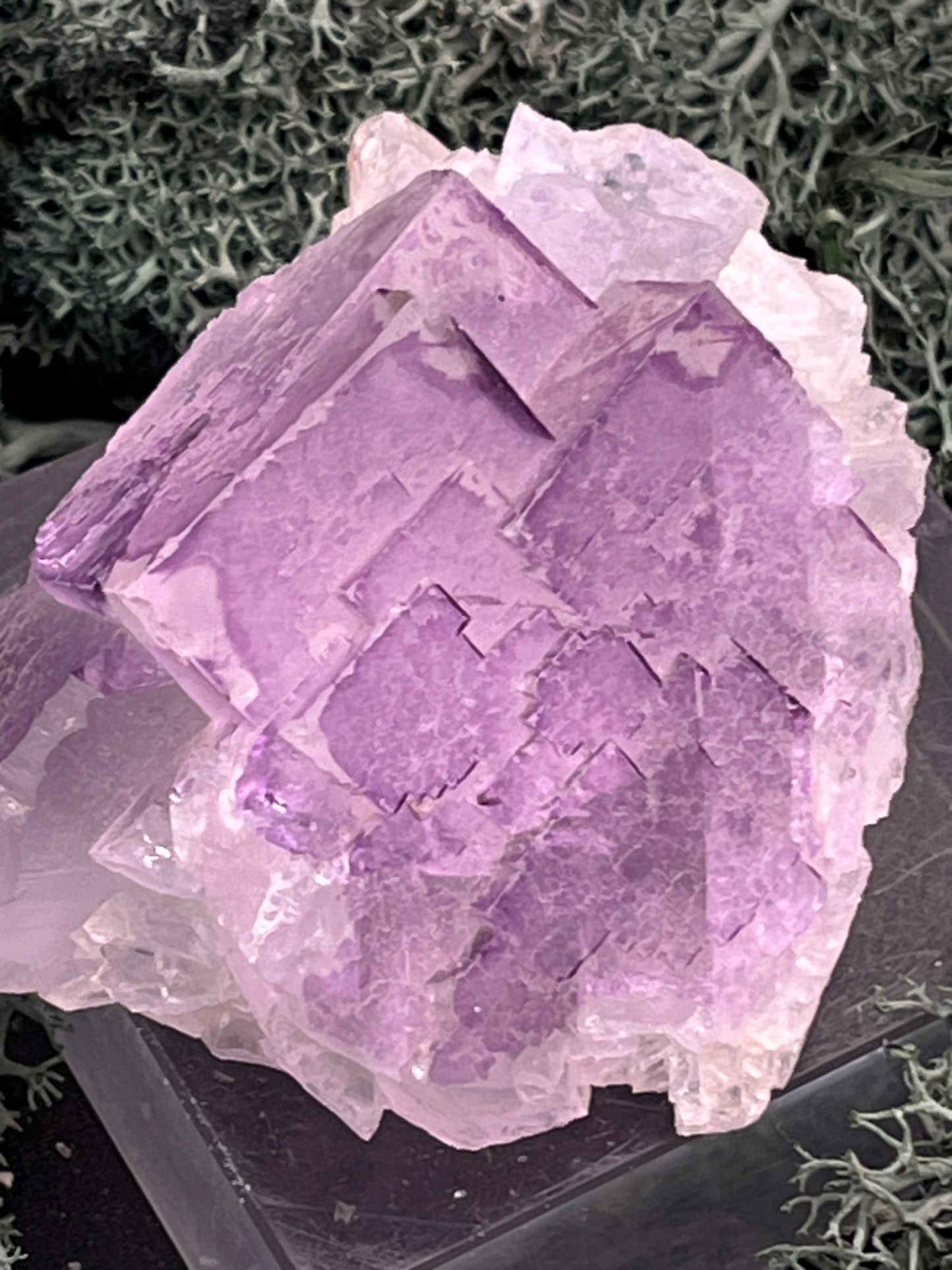 Fluorit Stufe aus Baluchistan/Pakistan (78g) - Stufe mit schöner hellvioletter Barcode Kristallstruktur - crystal paradise