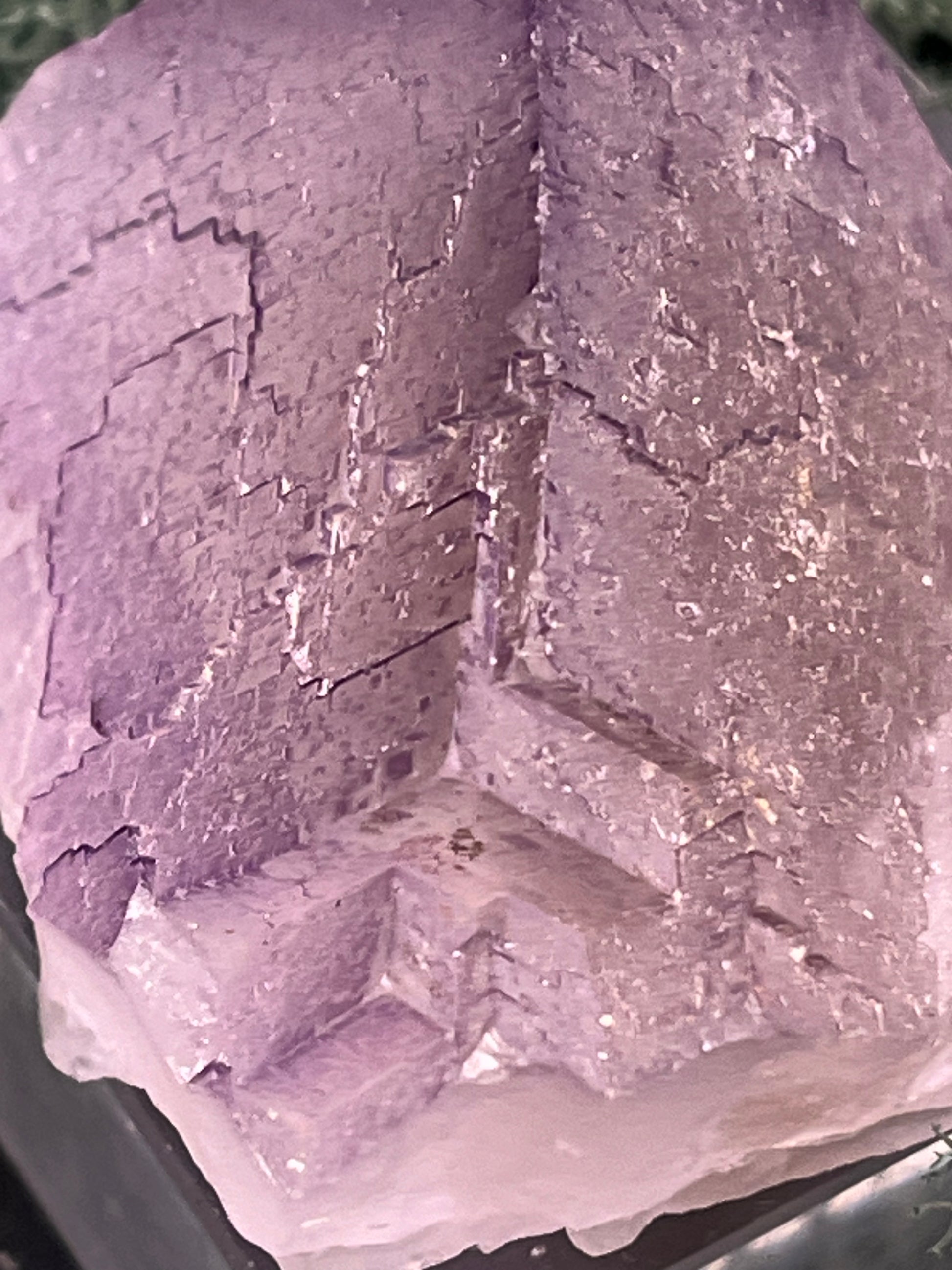 Fluorit Stufe aus Baluchistan/Pakistan (84g) - Stufe mit schöner hellvioletter Barcode Kristallstruktur - crystal paradise