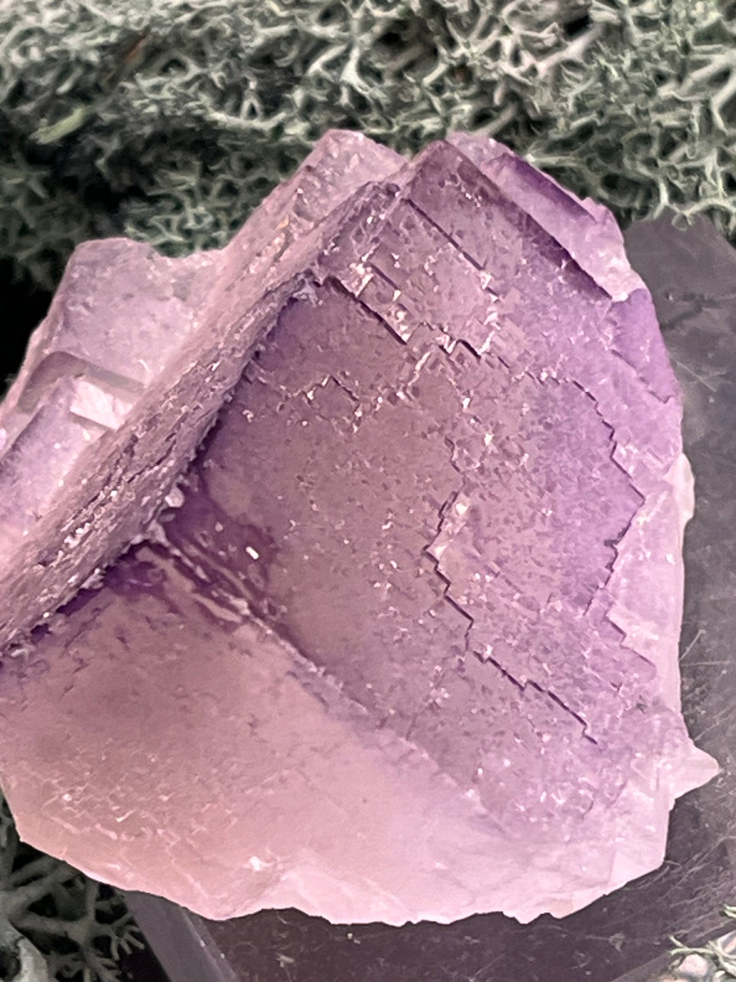 Fluorit Stufe aus Baluchistan/Pakistan (84g) - Stufe mit schöner hellvioletter Barcode Kristallstruktur - crystal paradise