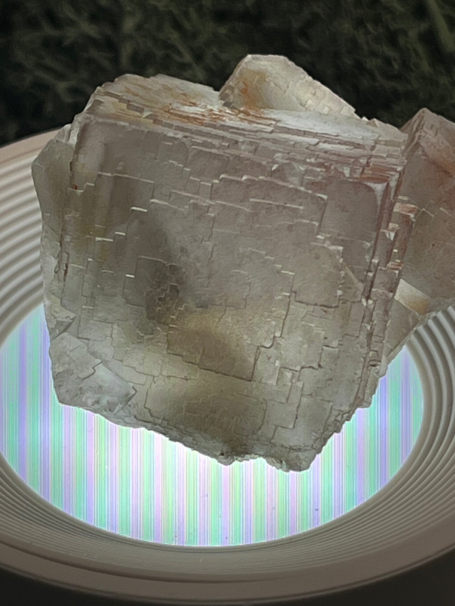 Fluorit Stufe aus Baluchistan/Pakistan (107g) - Stufe mit schöner hellvioletter Barcode Kristallstruktur und Phantom - crystal paradise