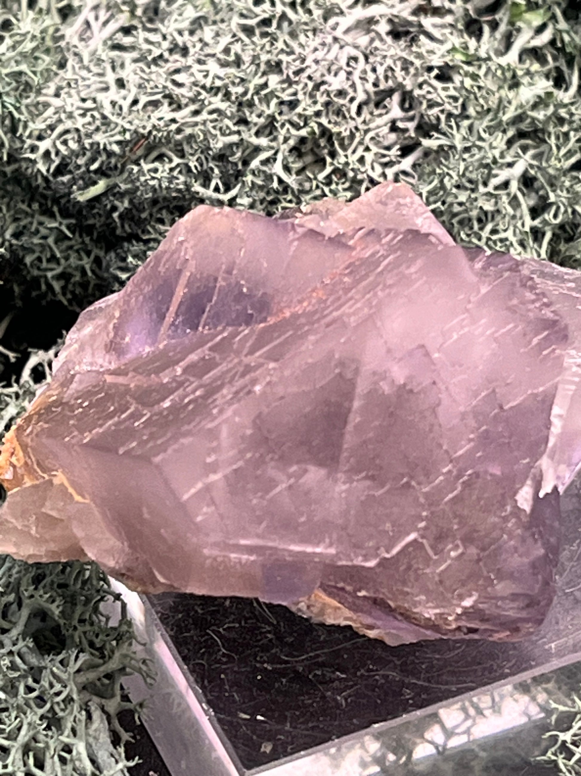 Fluorit Stufe aus Baluchistan/Pakistan (135g) - Stufe mit schöner hellvioletter Barcode Kristallstruktur und Phantom - crystal paradise