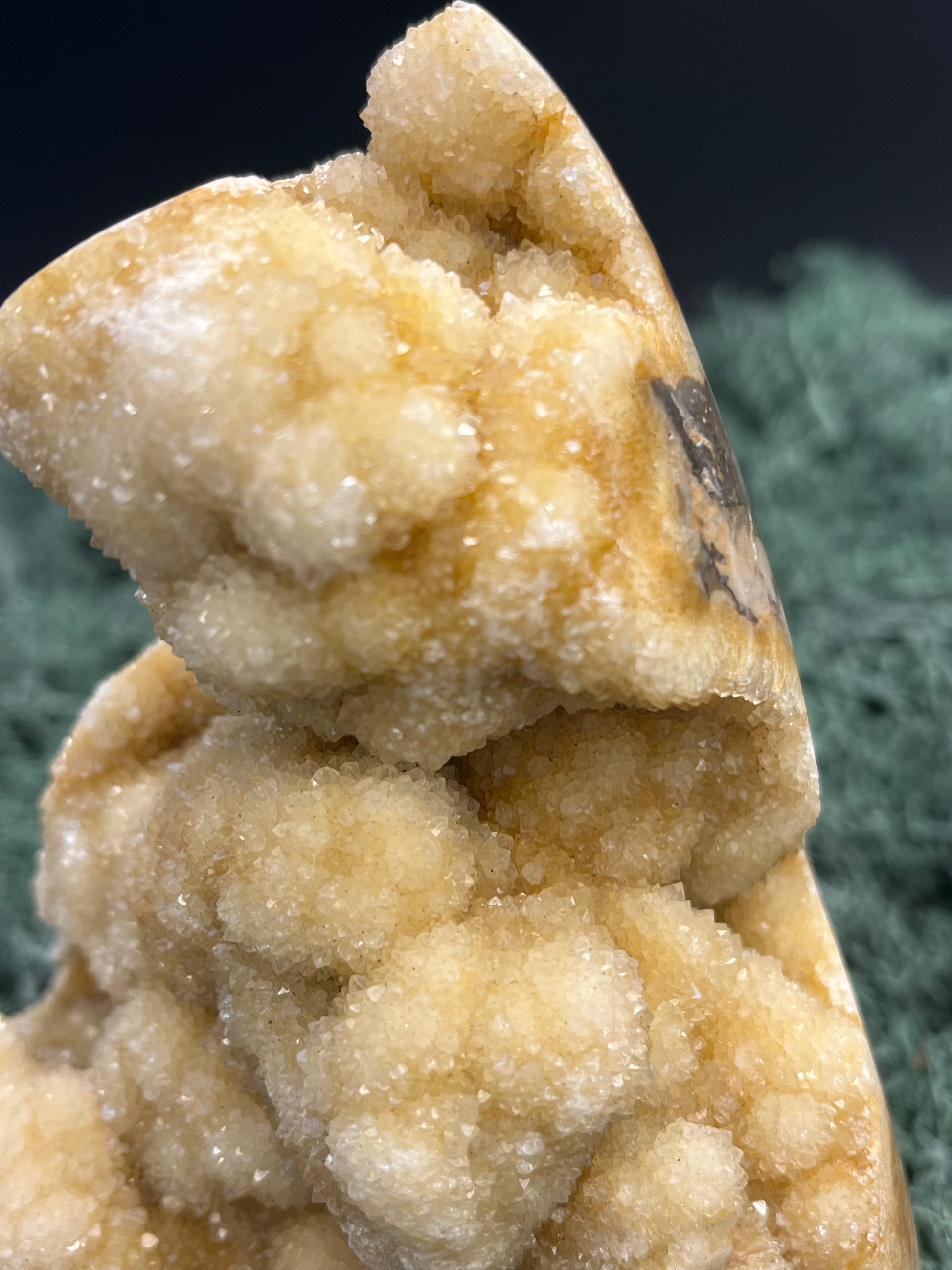 Gold-/beigefarbene Calcit Druzy Freeform aus Pakistan (933g) - super schöne Kugelkristalle und Druzys - crystal paradise